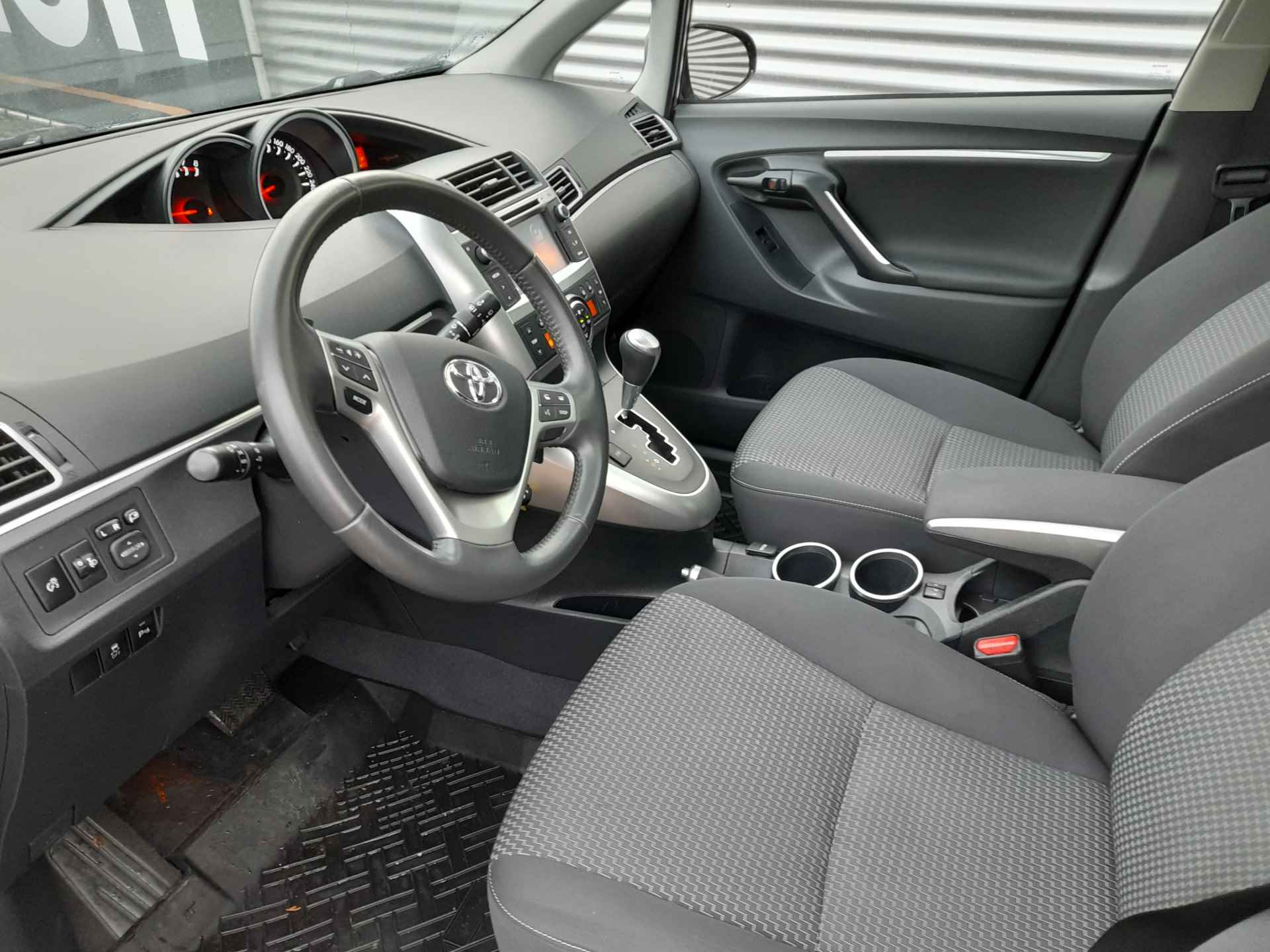 Toyota Verso 1.8 VVT-i Dynamic Business met Panoramadak en Automaat! | Clima | Cruise control | LM Velgen | Camera | PDC voor en achter | RIJKLAARPRIJS INCL 12 MAANDEN GARANTIE EN BEURT - 18/21