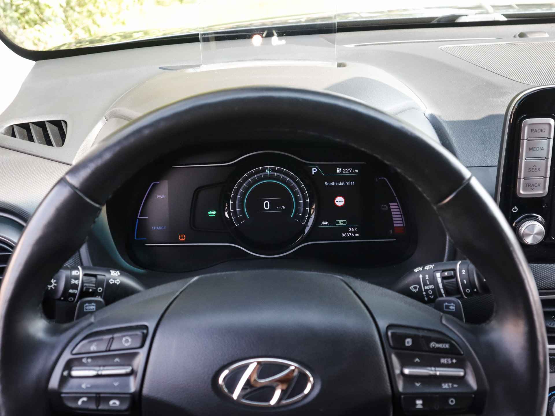 Hyundai KONA EV Premium 64 kWh 1e-Eig, Hyundai-Dealer-Onderh, 12-Mnd-BOVAG, NL-Auto, Trekhaak, Navigatie/Apple-Carplay/Android-Auto, Head-Up, Adaptive-Cruisecontrol, Achteruitrijcamera, Stoelverwarming-V+A, Keyless-Entry Voorstoelen-Vent, Leer, DAB, Lm-Velgen-17Inch, Privacy-Glas - 9/31