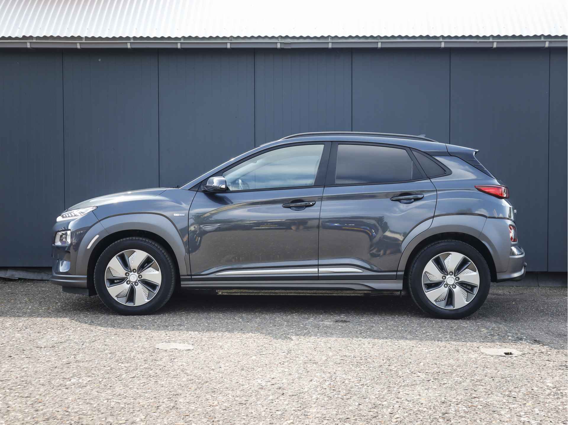 Hyundai KONA EV Premium 64 kWh 1e-Eig, Hyundai-Dealer-Onderh, 12-Mnd-BOVAG, NL-Auto, Trekhaak, Navigatie/Apple-Carplay/Android-Auto, Head-Up, Adaptive-Cruisecontrol, Achteruitrijcamera, Stoelverwarming-V+A, Keyless-Entry Voorstoelen-Vent, Leer, DAB, Lm-Velgen-17Inch, Privacy-Glas - 28/31