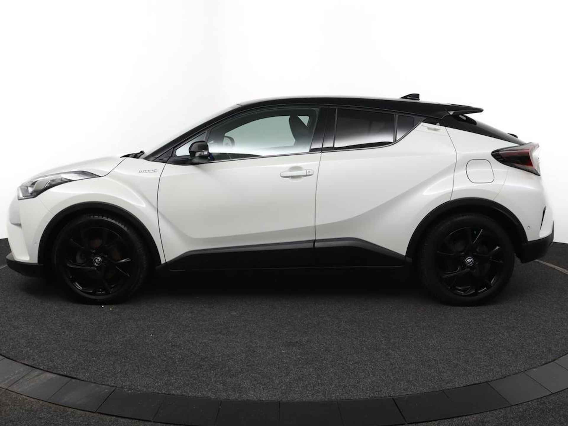 Toyota C-HR 1.8 Hybrid Bi-Tone | LED verlichting | Adaptive Cruise Control | Lederen bekleding | Stoelverwarming | Stuurverwarming | - 3/52