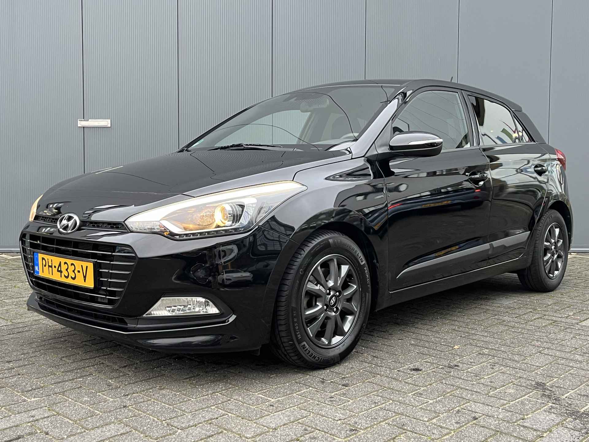 Hyundai i20 1.0 T-GDI 100pk Black Edition | Airco | Camera | Navigatie | 15" Lichtmetaal | Cruisecontrol | Parkeersensoren | Getinte ramen | - 2/30