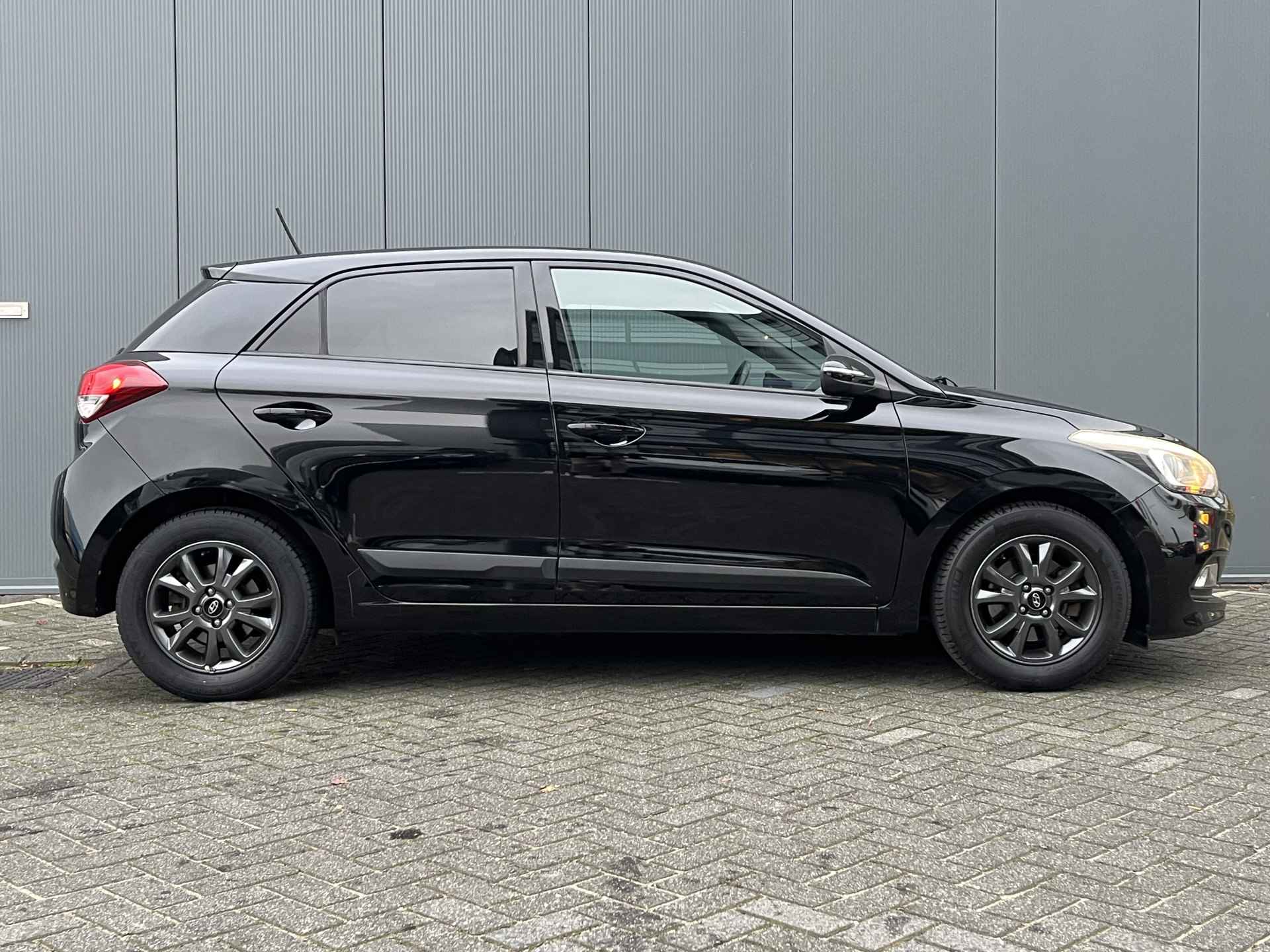 Hyundai i20 1.0 T-GDI 100pk Black Edition | Airco | Camera | Navigatie | 15" Lichtmetaal | Cruisecontrol | Parkeersensoren | Getinte ramen | - 4/30