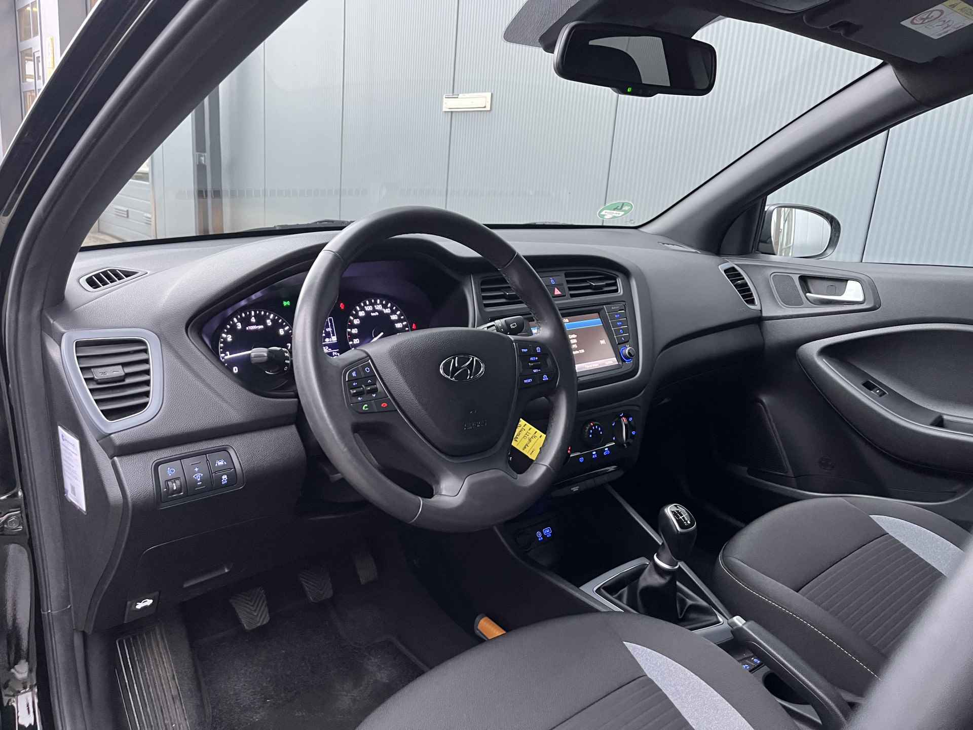 Hyundai i20 1.0 T-GDI 100pk Black Edition | Airco | Camera | Navigatie | 15" Lichtmetaal | Cruisecontrol | Parkeersensoren | Getinte ramen | - 15/30