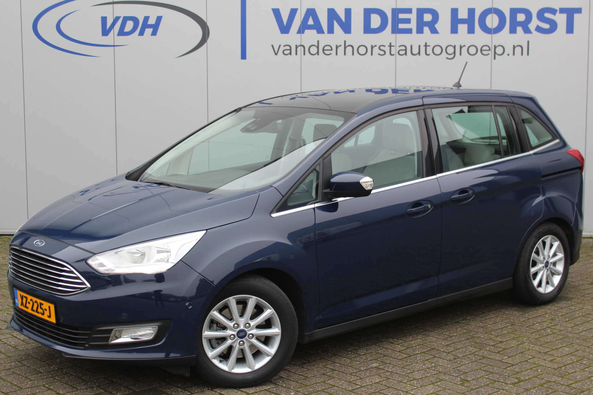 Ford Grand C-Max 1.0-125pk Titanium. Correct nette, ruime, comfortabele en goed onderhouden MPV, slechts 40.000km ! Volautm. airco dual, stoel-, stuur- en voorraamverwarming, camera, panoramadak, cruise control, navigatie, telefoonvoorb.