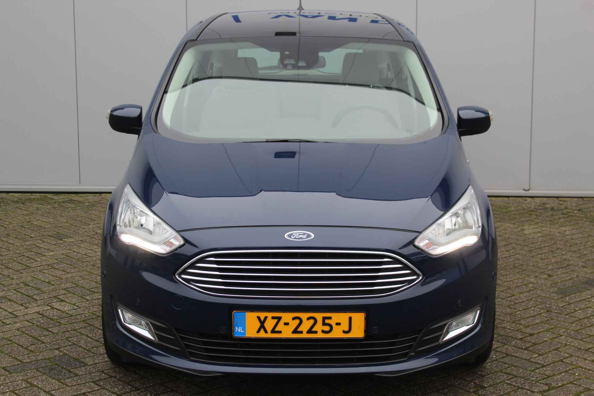 Ford Grand C-Max 1.0-125pk Titanium. Correct nette, ruime, comfortabele en goed onderhouden MPV, slechts 40.000km ! Volautm. airco dual, stoel-, stuur- en voorraamverwarming, camera, panoramadak, cruise control, navigatie, telefoonvoorb. - 4/43