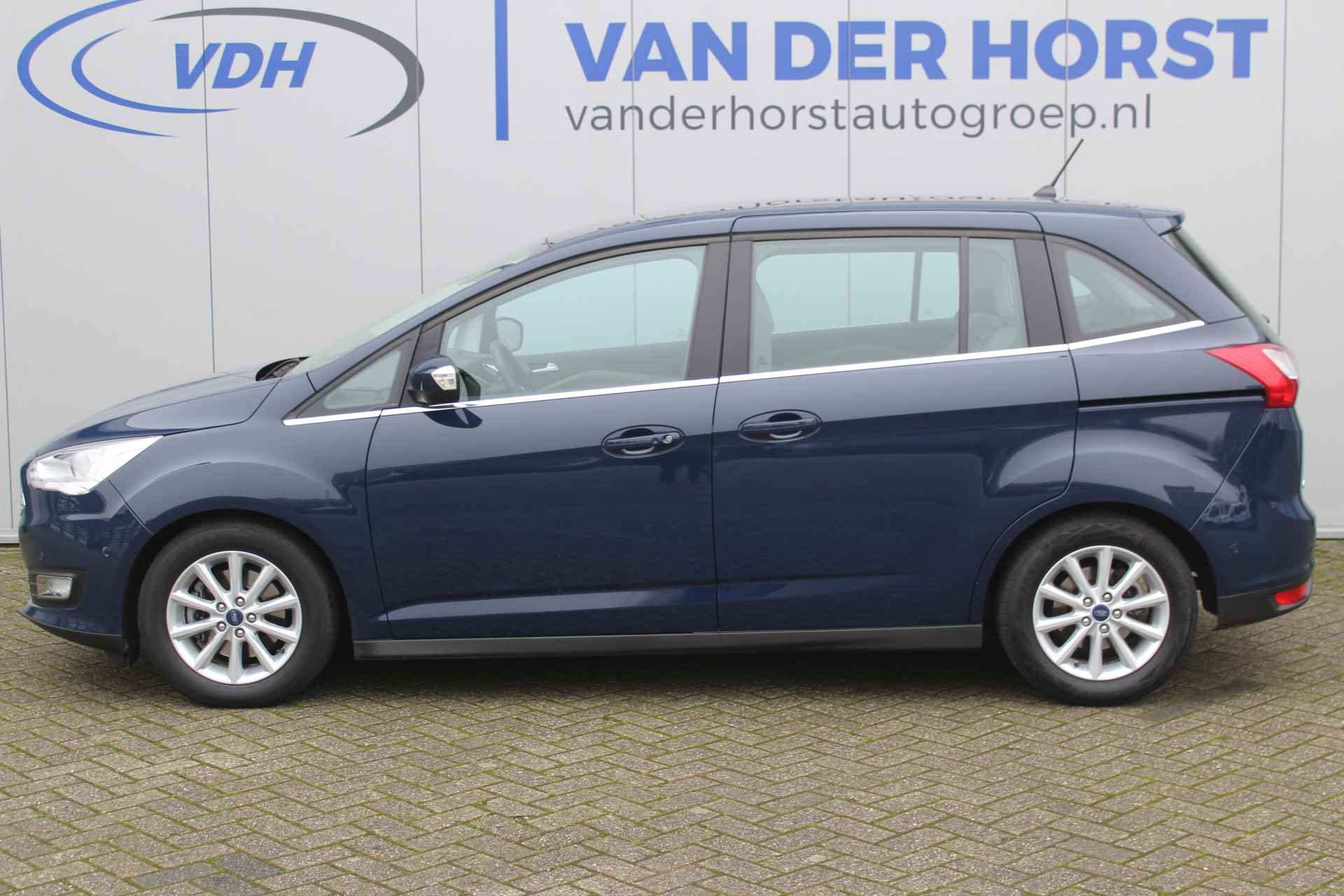 Ford Grand C-Max 1.0-125pk Titanium. Correct nette, ruime, comfortabele en goed onderhouden MPV, slechts 40.000km ! Volautm. airco dual, stoel-, stuur- en voorraamverwarming, camera, panoramadak, cruise control, navigatie, telefoonvoorb. - 6/43