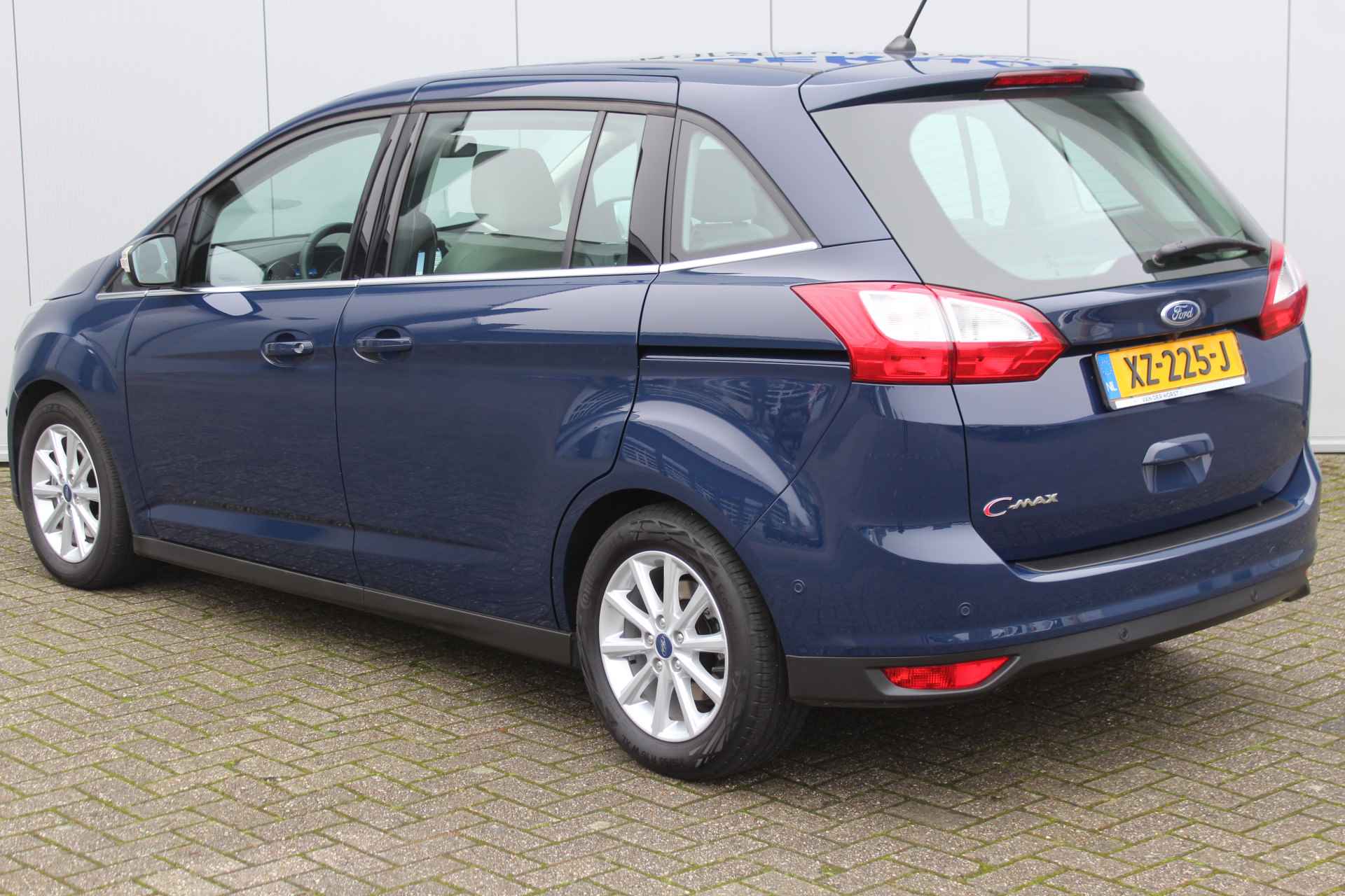 Ford Grand C-Max 1.0-125pk Titanium. Correct nette, ruime, comfortabele en goed onderhouden MPV, slechts 40.000km ! Volautm. airco dual, stoel-, stuur- en voorraamverwarming, camera, panoramadak, cruise control, navigatie, telefoonvoorb. - 8/43