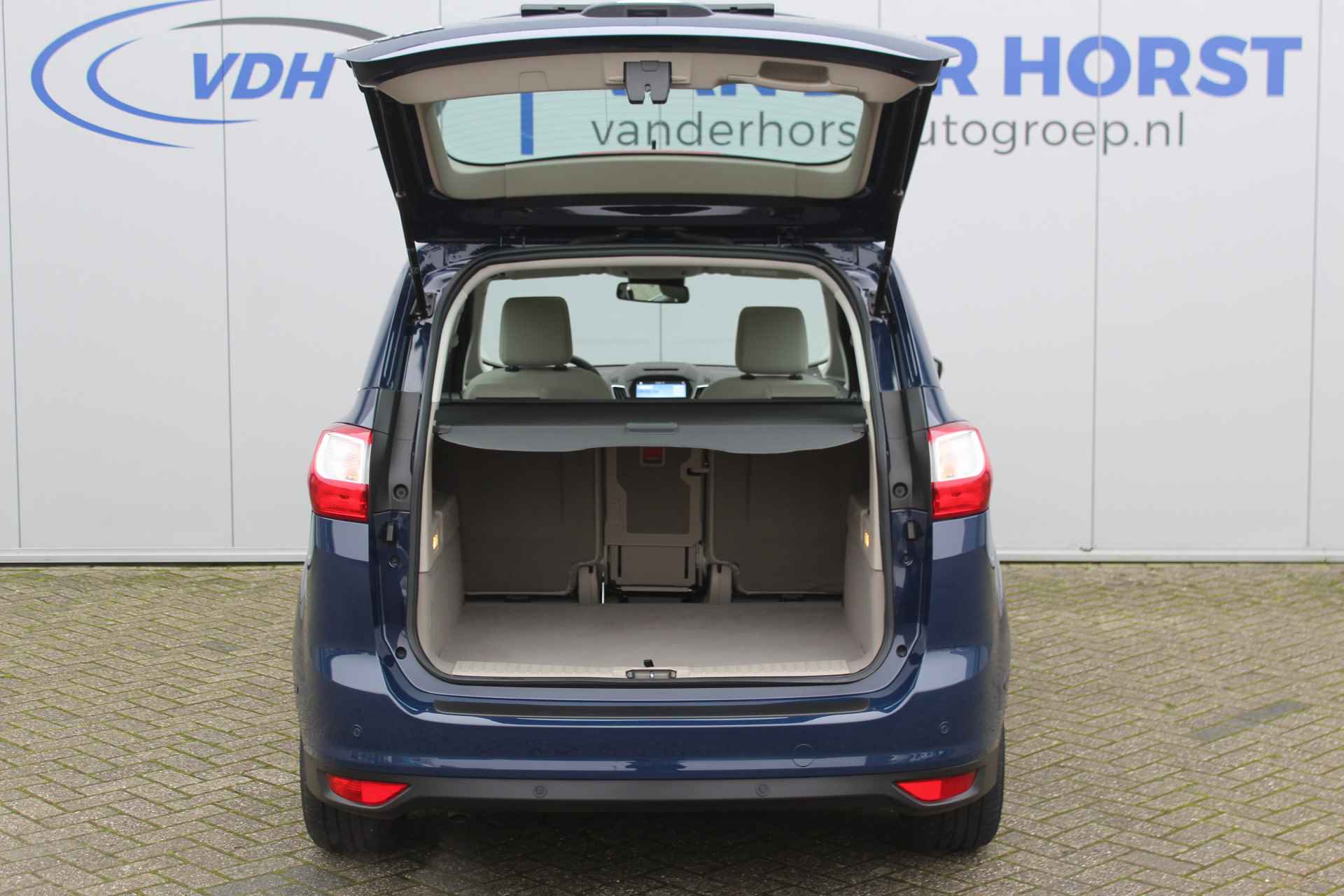 Ford Grand C-Max 1.0-125pk Titanium. Correct nette, ruime, comfortabele en goed onderhouden MPV, slechts 40.000km ! Volautm. airco dual, stoel-, stuur- en voorraamverwarming, camera, panoramadak, cruise control, navigatie, telefoonvoorb. - 10/43