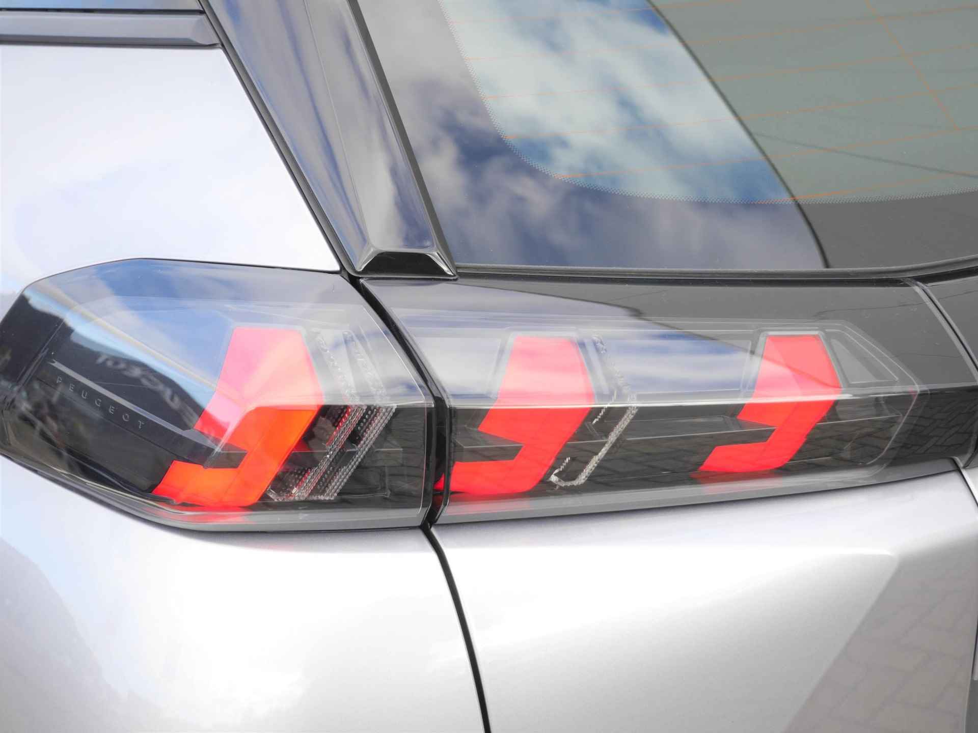 Peugeot e-2008 EV Allure 50 kWh 8% Bijtelling | 1-Fase | Apple Carplay/Android Auto | 3D-Cockpit | 17-Inch Lichtmetalen Velgen | Cruise Control | Camera Achter - 19/59