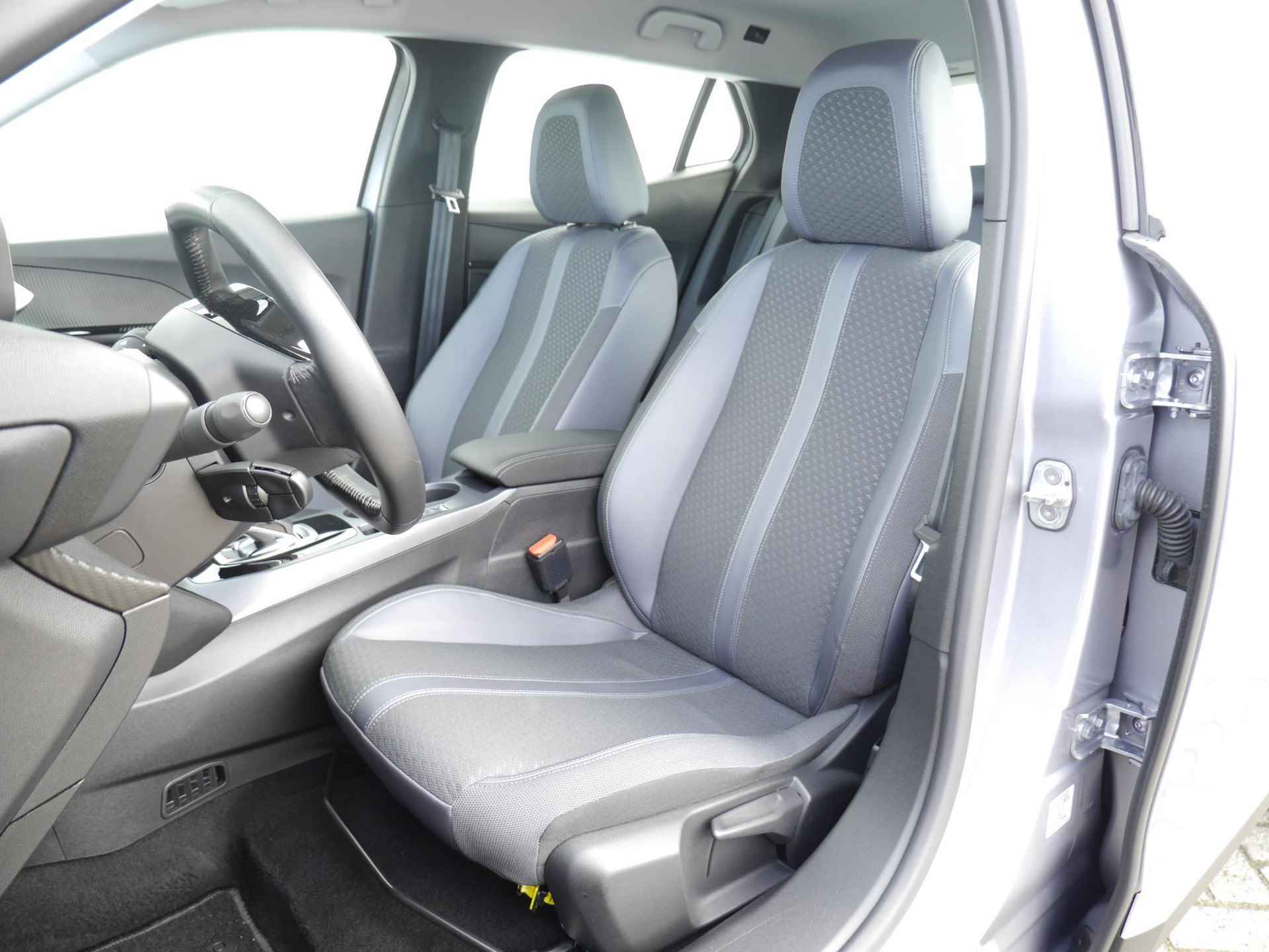 Peugeot e-2008 EV Allure 50 kWh 8% Bijtelling | 1-Fase | Apple Carplay/Android Auto | 3D-Cockpit | 17-Inch Lichtmetalen Velgen | Cruise Control | Camera Achter - 23/59