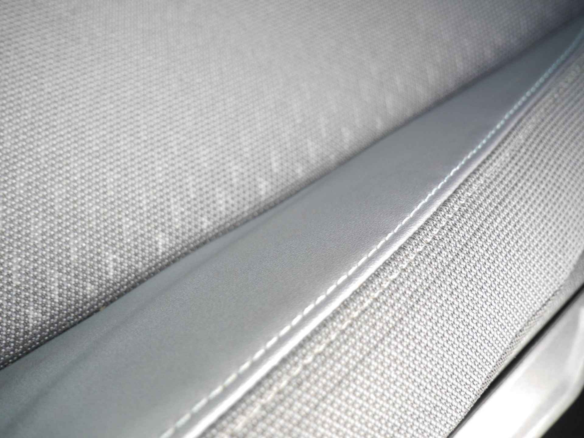 Peugeot e-2008 EV Allure 50 kWh 8% Bijtelling | 1-Fase | Apple Carplay/Android Auto | 3D-Cockpit | 17-Inch Lichtmetalen Velgen | Cruise Control | Camera Achter - 24/59