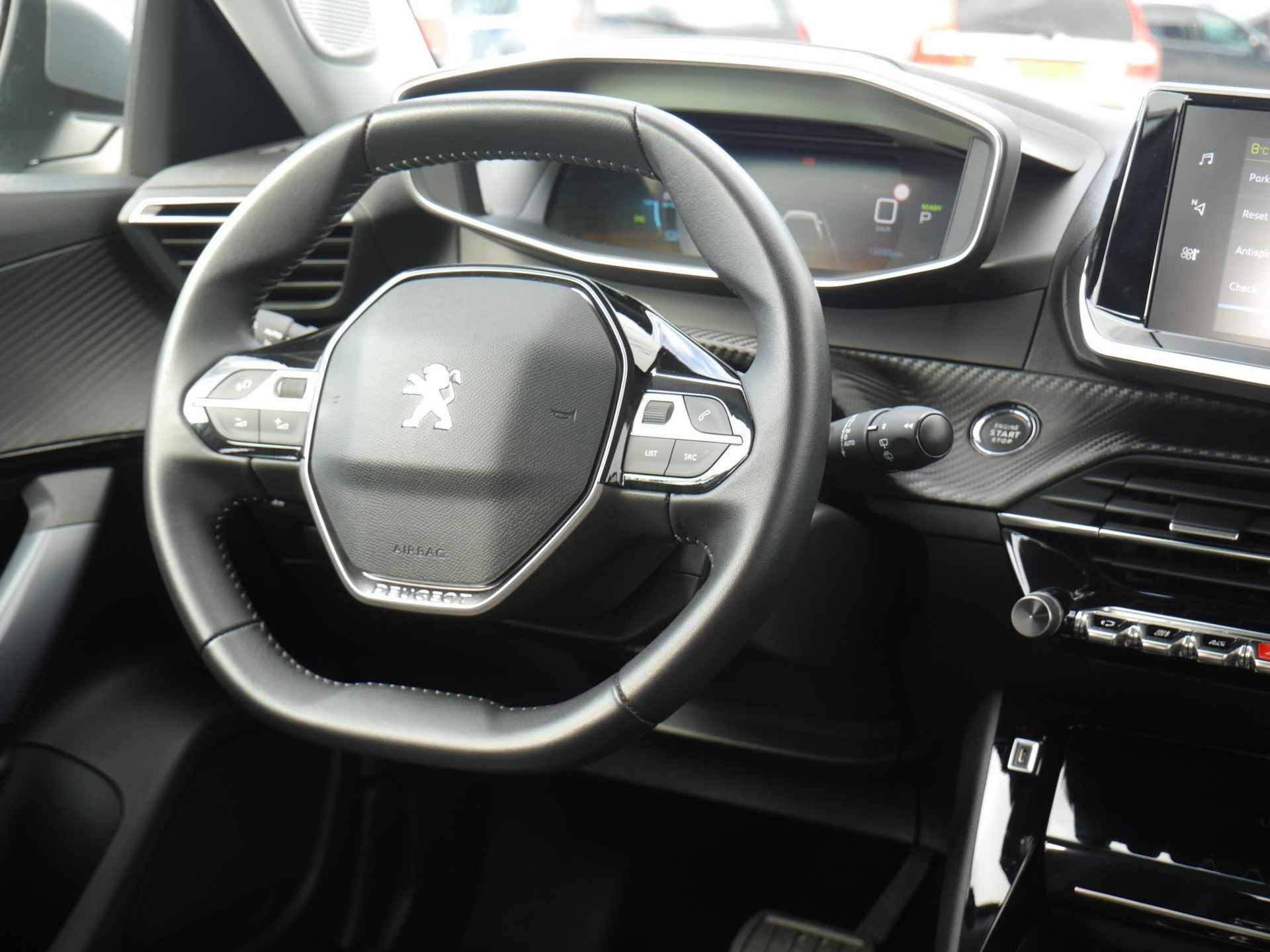 Peugeot e-2008 EV Allure 50 kWh 8% Bijtelling | 1-Fase | Apple Carplay/Android Auto | 3D-Cockpit | 17-Inch Lichtmetalen Velgen | Cruise Control | Camera Achter - 26/59