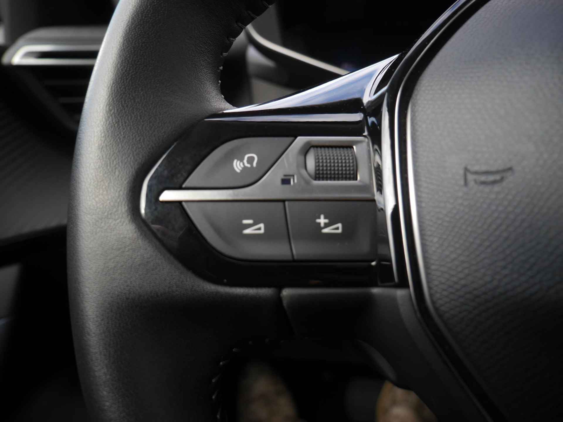 Peugeot e-2008 EV Allure 50 kWh 8% Bijtelling | 1-Fase | Apple Carplay/Android Auto | 3D-Cockpit | 17-Inch Lichtmetalen Velgen | Cruise Control | Camera Achter - 27/59