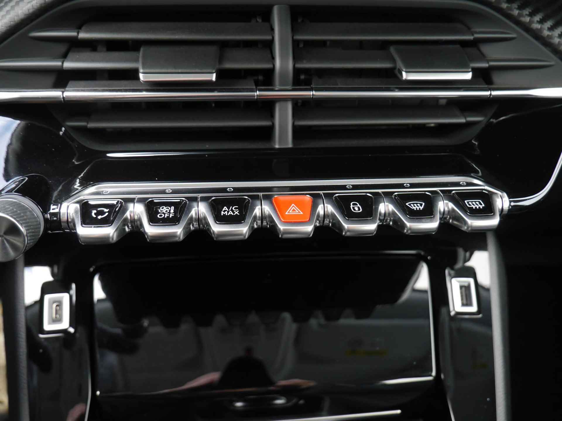Peugeot e-2008 EV Allure 50 kWh 8% Bijtelling | 1-Fase | Apple Carplay/Android Auto | 3D-Cockpit | 17-Inch Lichtmetalen Velgen | Cruise Control | Camera Achter - 38/59