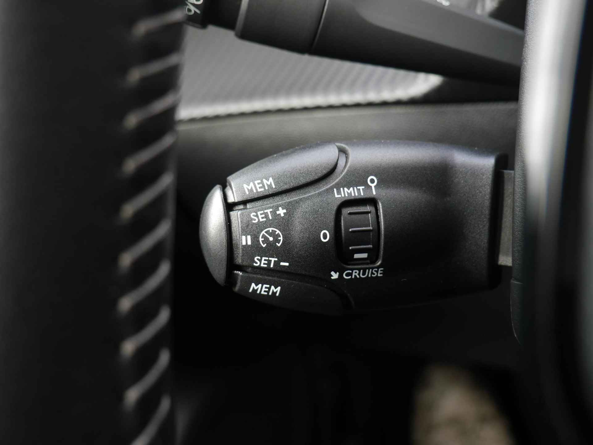 Peugeot e-2008 EV Allure 50 kWh 8% Bijtelling | 1-Fase | Apple Carplay/Android Auto | 3D-Cockpit | 17-Inch Lichtmetalen Velgen | Cruise Control | Camera Achter - 40/59