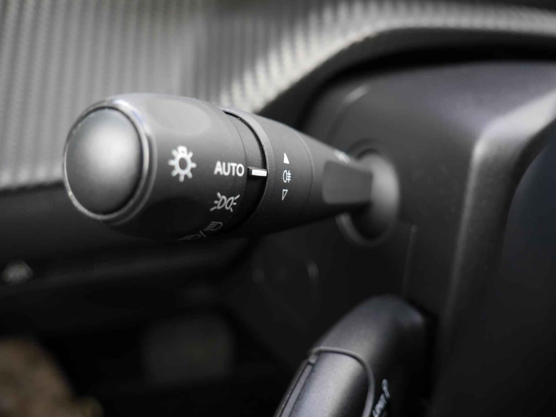 Peugeot e-2008 EV Allure 50 kWh 8% Bijtelling | 1-Fase | Apple Carplay/Android Auto | 3D-Cockpit | 17-Inch Lichtmetalen Velgen | Cruise Control | Camera Achter - 41/59