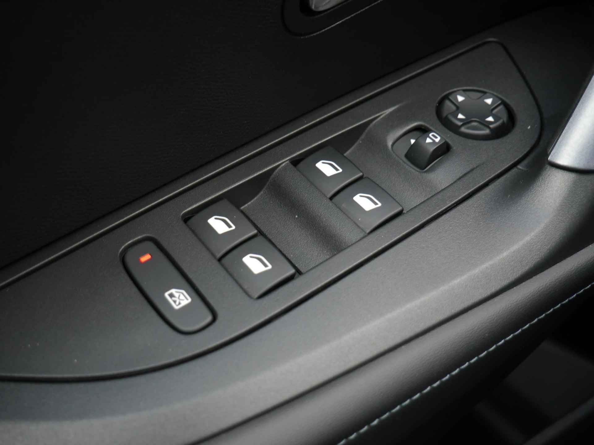 Peugeot e-2008 EV Allure 50 kWh 8% Bijtelling | 1-Fase | Apple Carplay/Android Auto | 3D-Cockpit | 17-Inch Lichtmetalen Velgen | Cruise Control | Camera Achter - 43/59