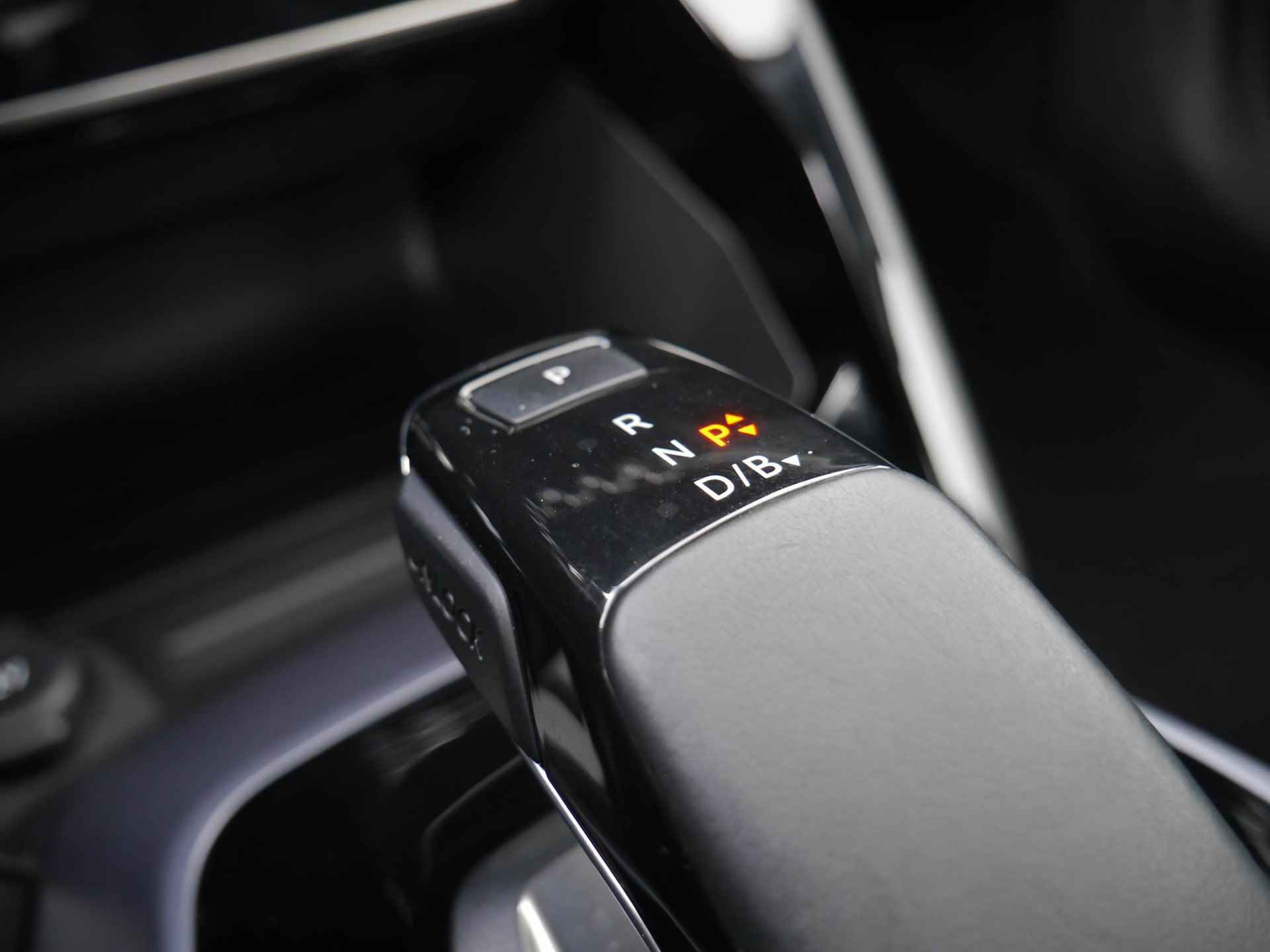 Peugeot e-2008 EV Allure 50 kWh 8% Bijtelling | 1-Fase | Apple Carplay/Android Auto | 3D-Cockpit | 17-Inch Lichtmetalen Velgen | Cruise Control | Camera Achter - 44/59