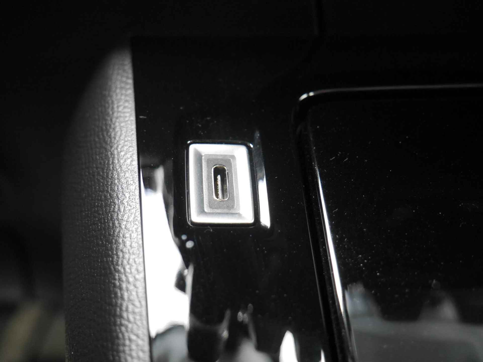 Peugeot e-2008 EV Allure 50 kWh 8% Bijtelling | 1-Fase | Apple Carplay/Android Auto | 3D-Cockpit | 17-Inch Lichtmetalen Velgen | Cruise Control | Camera Achter - 47/59
