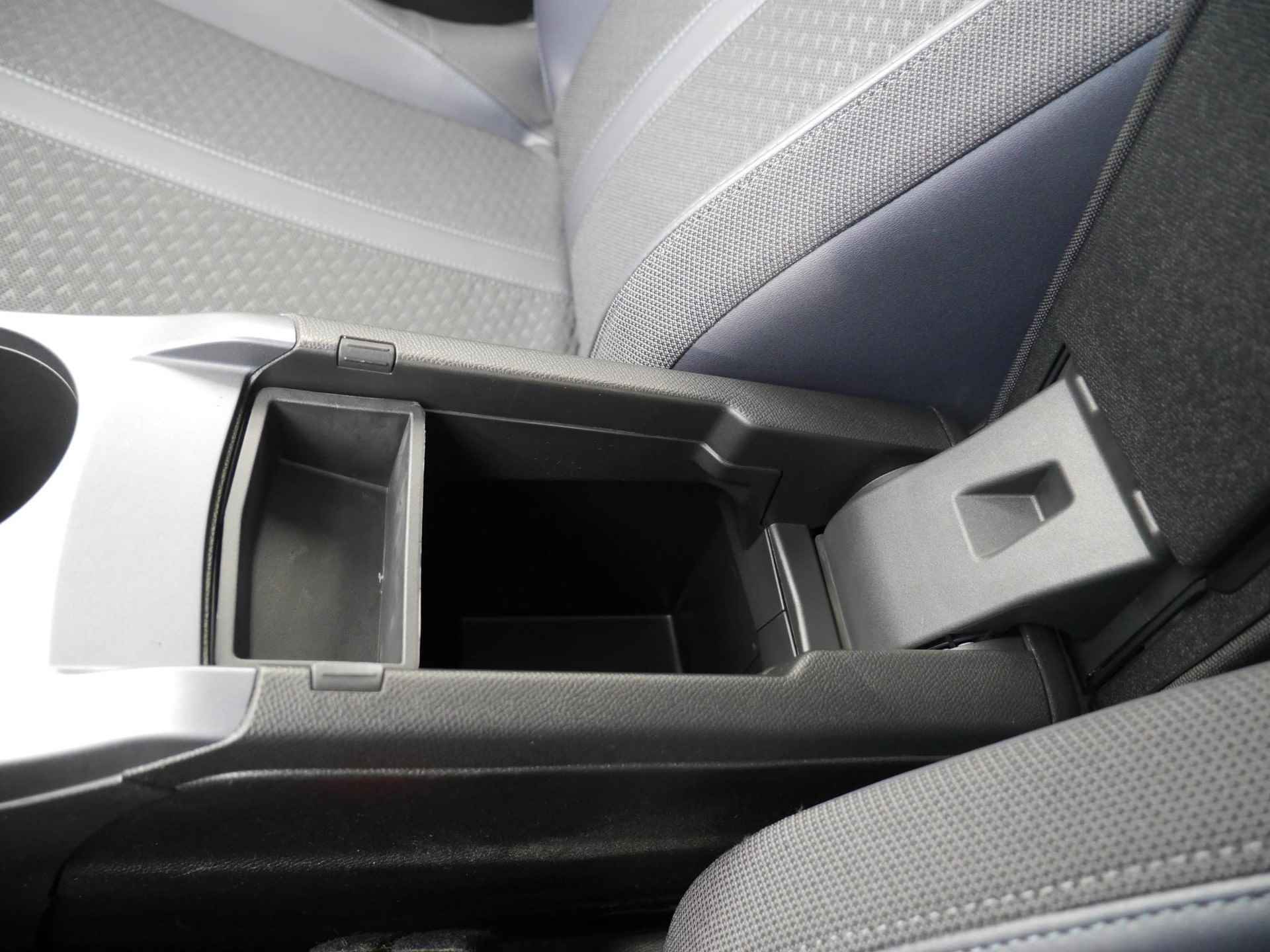 Peugeot e-2008 EV Allure 50 kWh 8% Bijtelling | 1-Fase | Apple Carplay/Android Auto | 3D-Cockpit | 17-Inch Lichtmetalen Velgen | Cruise Control | Camera Achter - 49/59