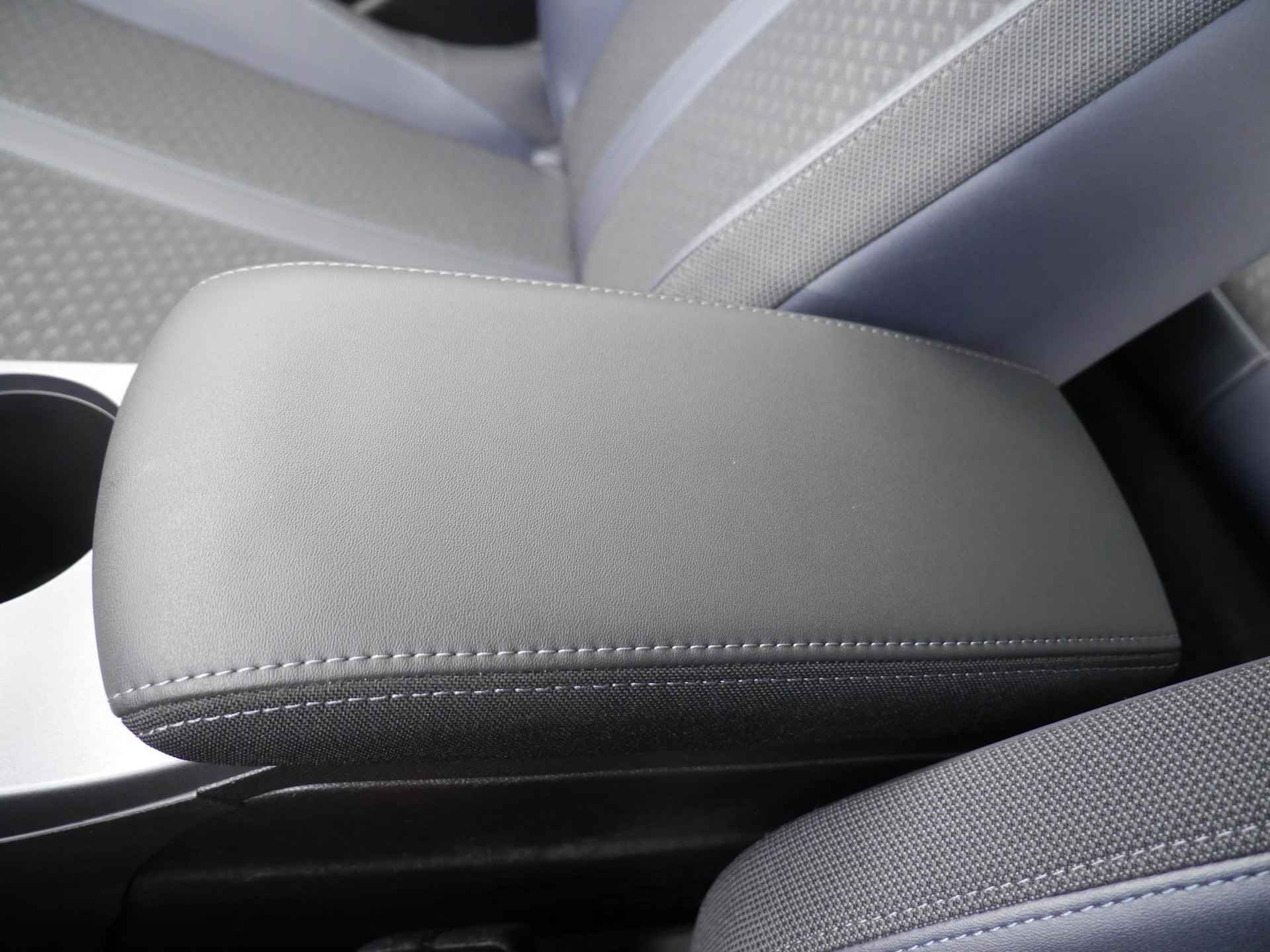 Peugeot e-2008 EV Allure 50 kWh 8% Bijtelling | 1-Fase | Apple Carplay/Android Auto | 3D-Cockpit | 17-Inch Lichtmetalen Velgen | Cruise Control | Camera Achter - 50/59