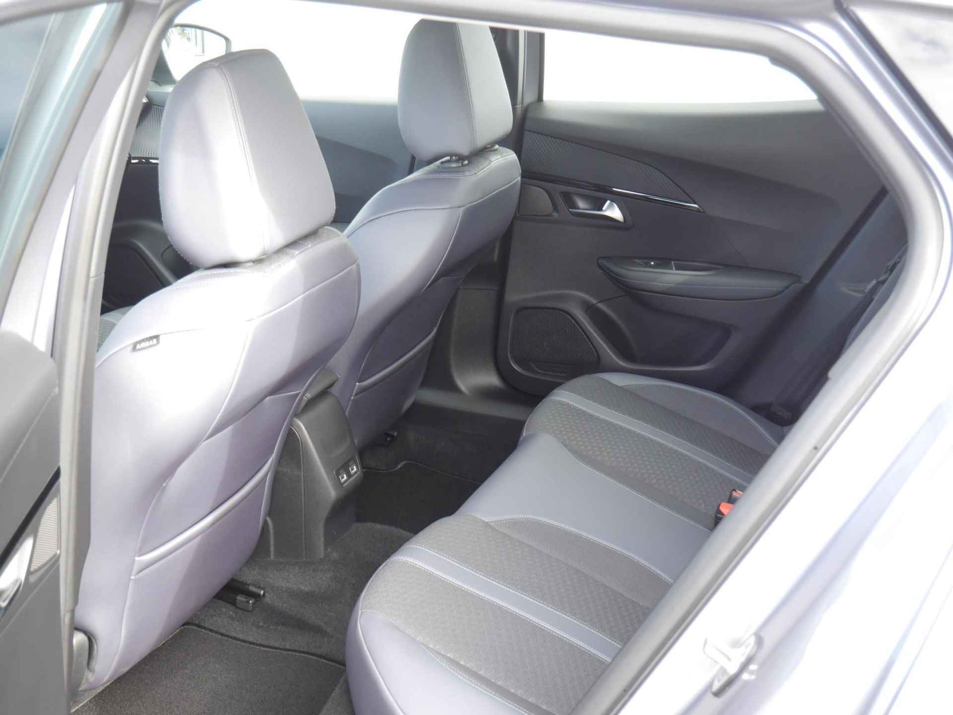 Peugeot e-2008 EV Allure 50 kWh 8% Bijtelling | 1-Fase | Apple Carplay/Android Auto | 3D-Cockpit | 17-Inch Lichtmetalen Velgen | Cruise Control | Camera Achter - 51/59