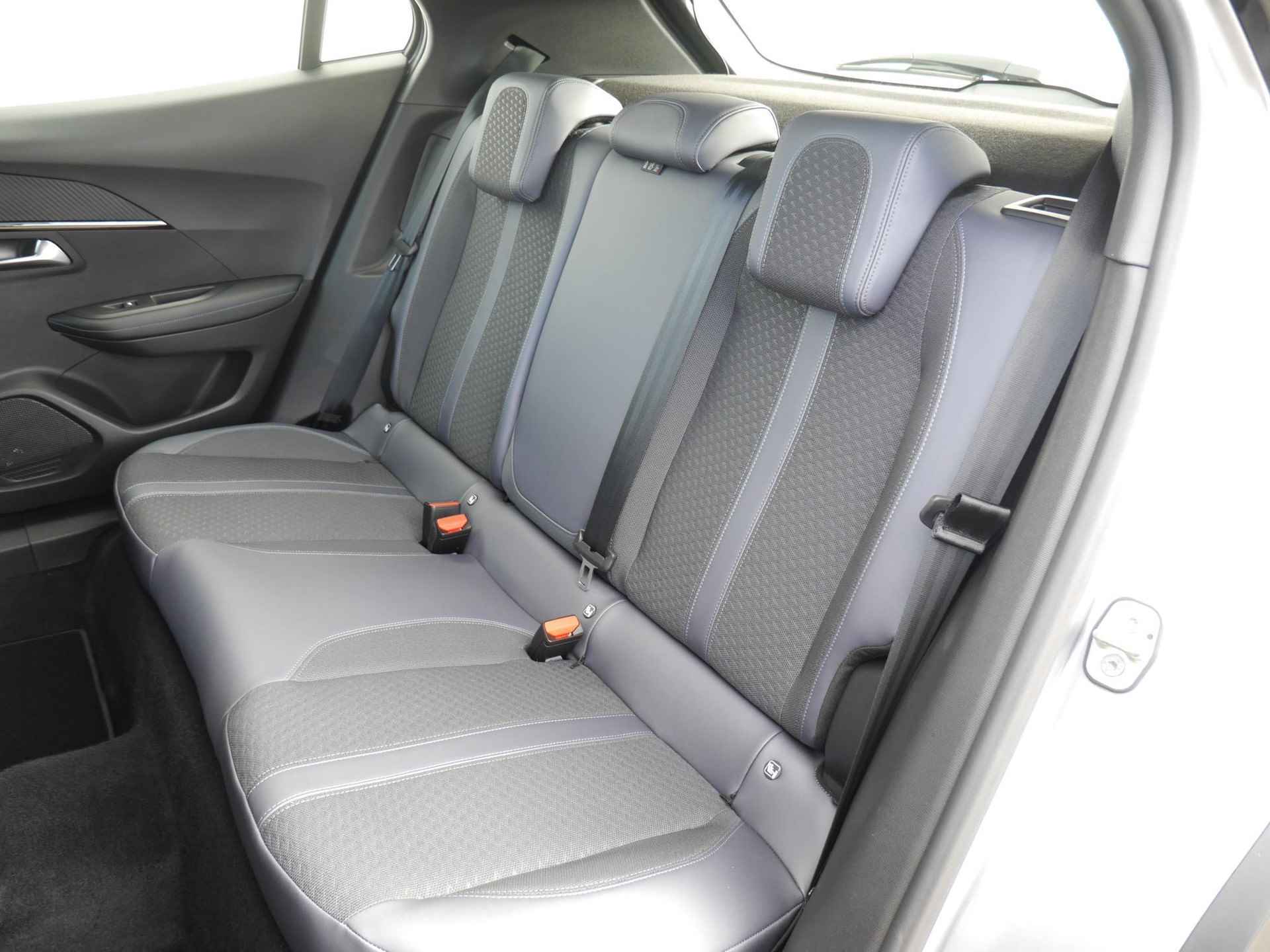 Peugeot e-2008 EV Allure 50 kWh 8% Bijtelling | 1-Fase | Apple Carplay/Android Auto | 3D-Cockpit | 17-Inch Lichtmetalen Velgen | Cruise Control | Camera Achter - 52/59