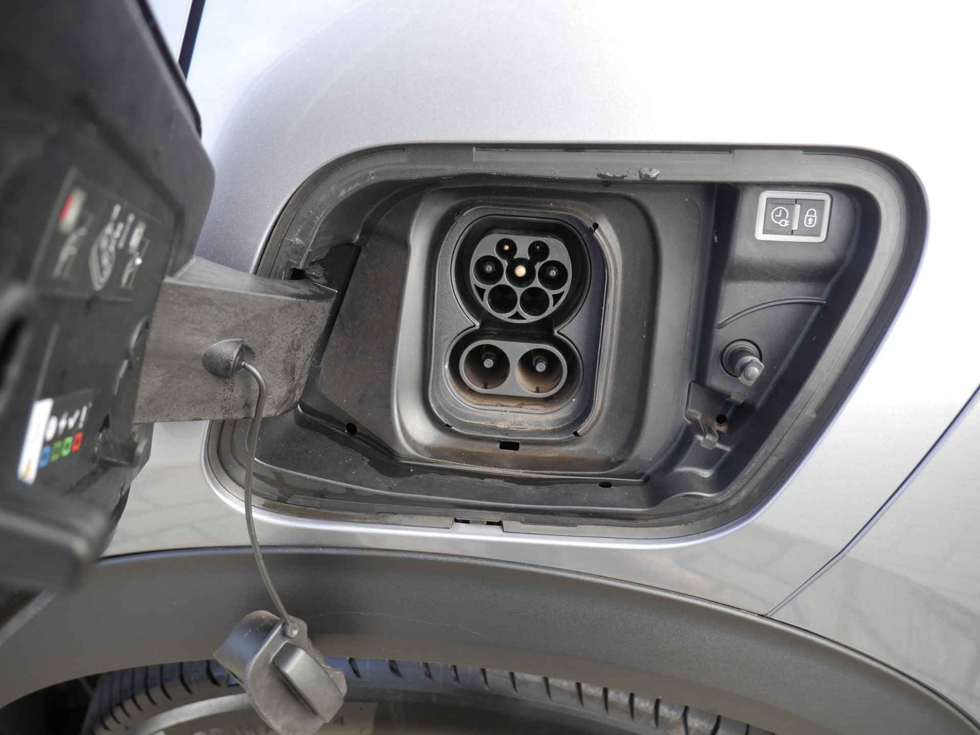 Peugeot e-2008 EV Allure 50 kWh 8% Bijtelling | 1-Fase | Apple Carplay/Android Auto | 3D-Cockpit | 17-Inch Lichtmetalen Velgen | Cruise Control | Camera Achter - 54/59