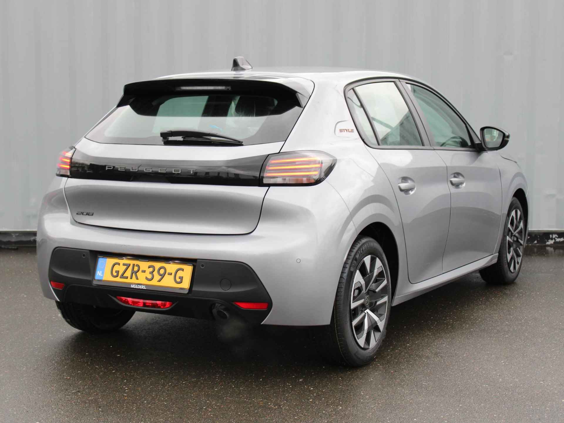 Peugeot 208 1.2 PureTech 75 Style i-Connect Advanced Navigatie - 16/19