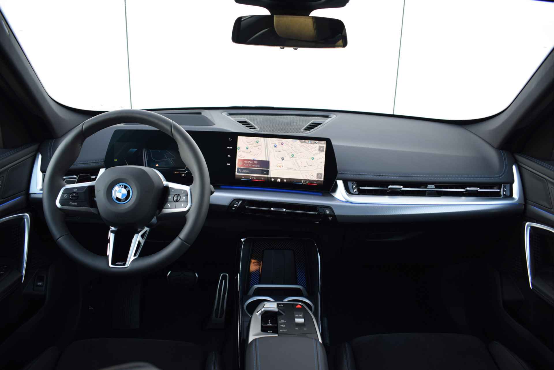 BMW iX1 eDrive20 M Sport / Panoramadak / Trekhaak / M Adaptief onderstel / Sportstoelen / Stoelverwarming / Adaptieve LED / Live Cockpit Professional - 4/29