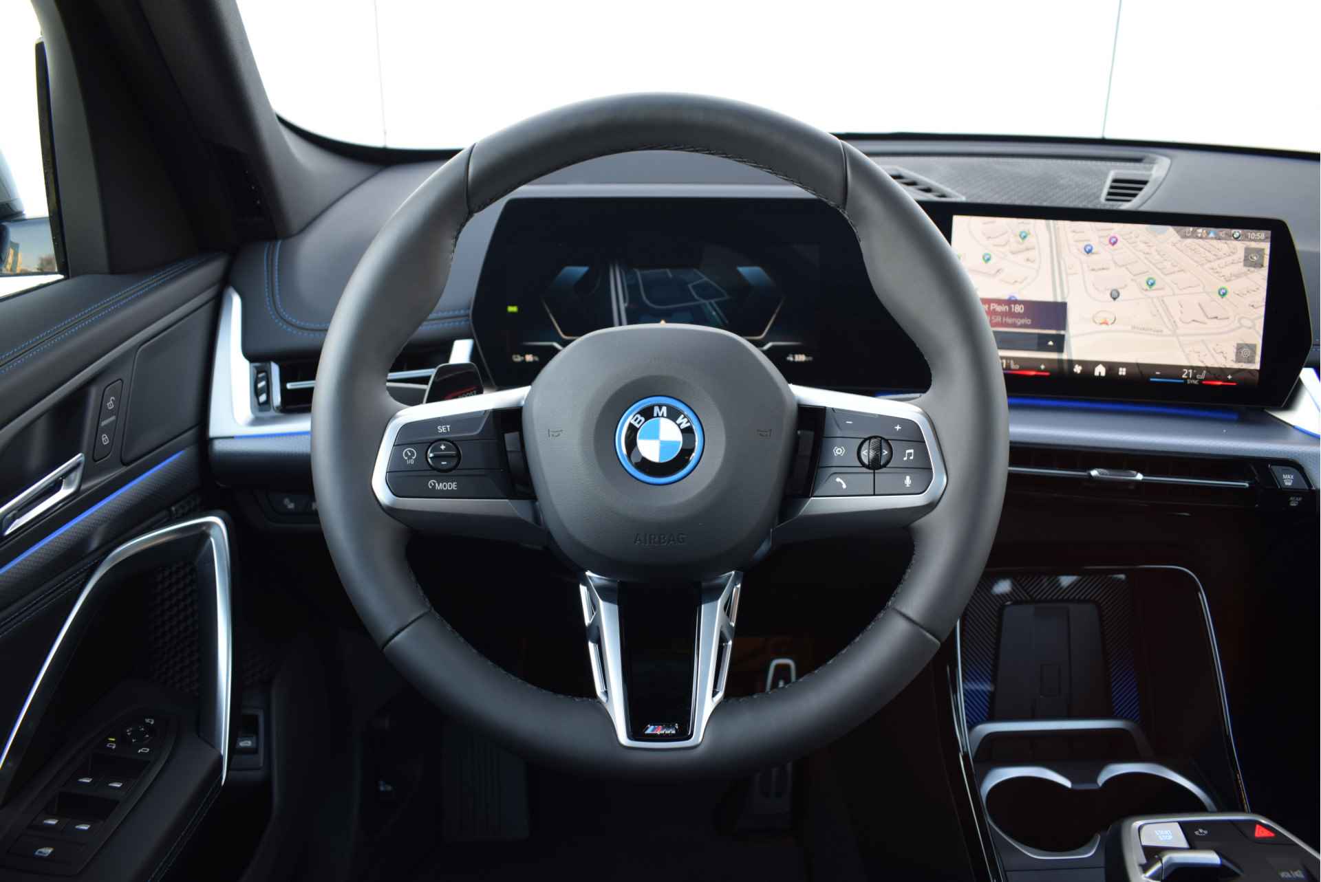 BMW iX1 eDrive20 M Sport / Panoramadak / Trekhaak / M Adaptief onderstel / Sportstoelen / Stoelverwarming / Adaptieve LED / Live Cockpit Professional - 15/29