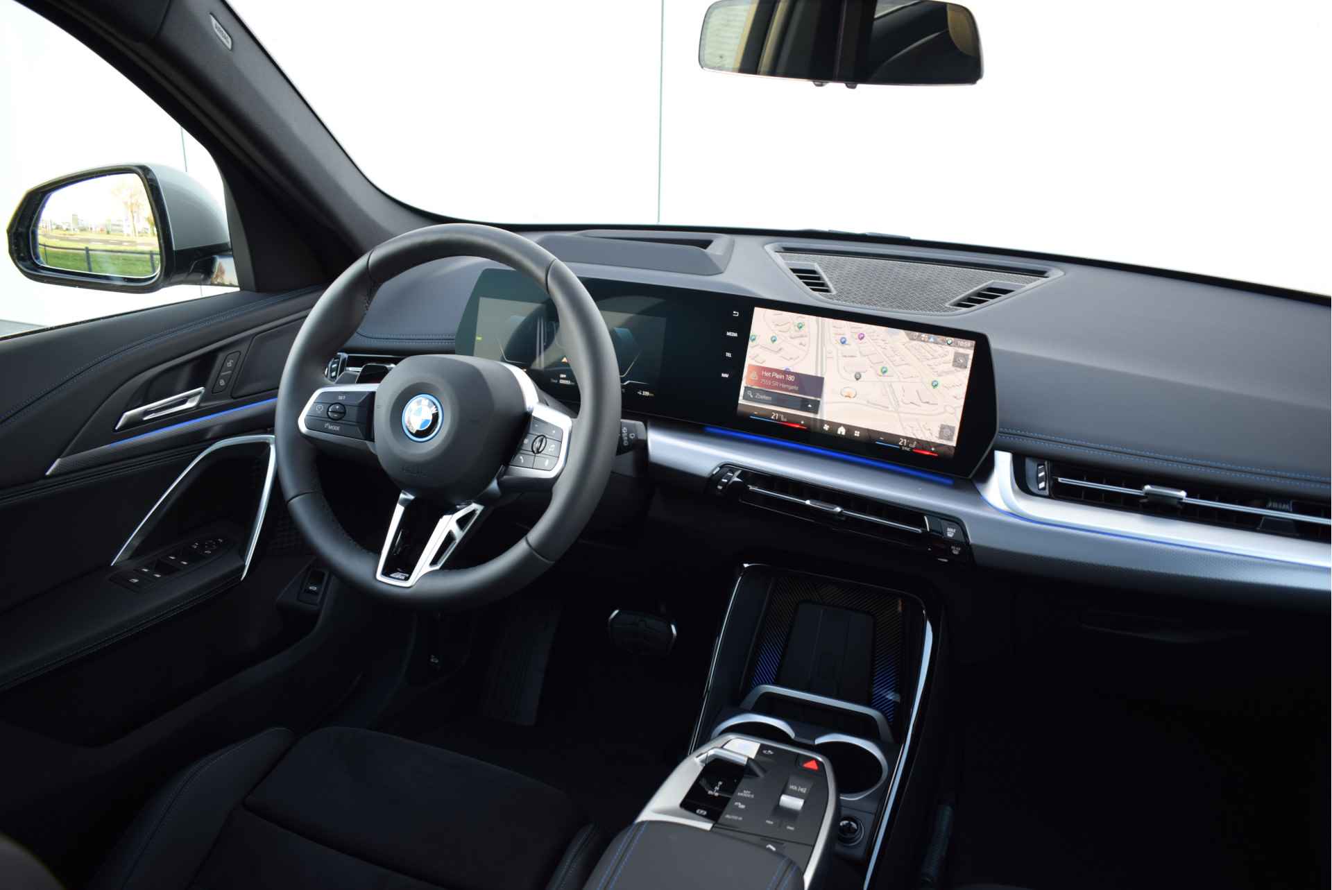 BMW iX1 eDrive20 M Sport / Panoramadak / Trekhaak / M Adaptief onderstel / Sportstoelen / Stoelverwarming / Adaptieve LED / Live Cockpit Professional - 16/29