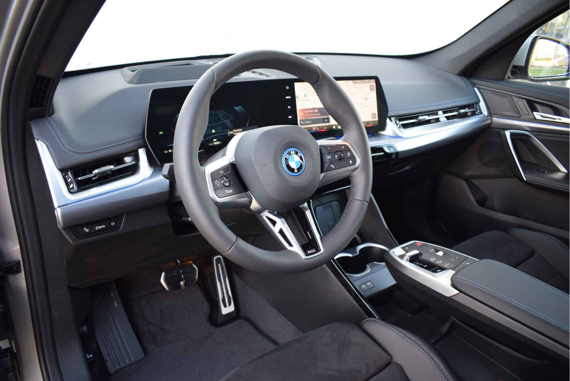 BMW iX1 eDrive20 M Sport / Panoramadak / Trekhaak / M Adaptief onderstel / Sportstoelen / Stoelverwarming / Adaptieve LED / Live Cockpit Professional - 17/29