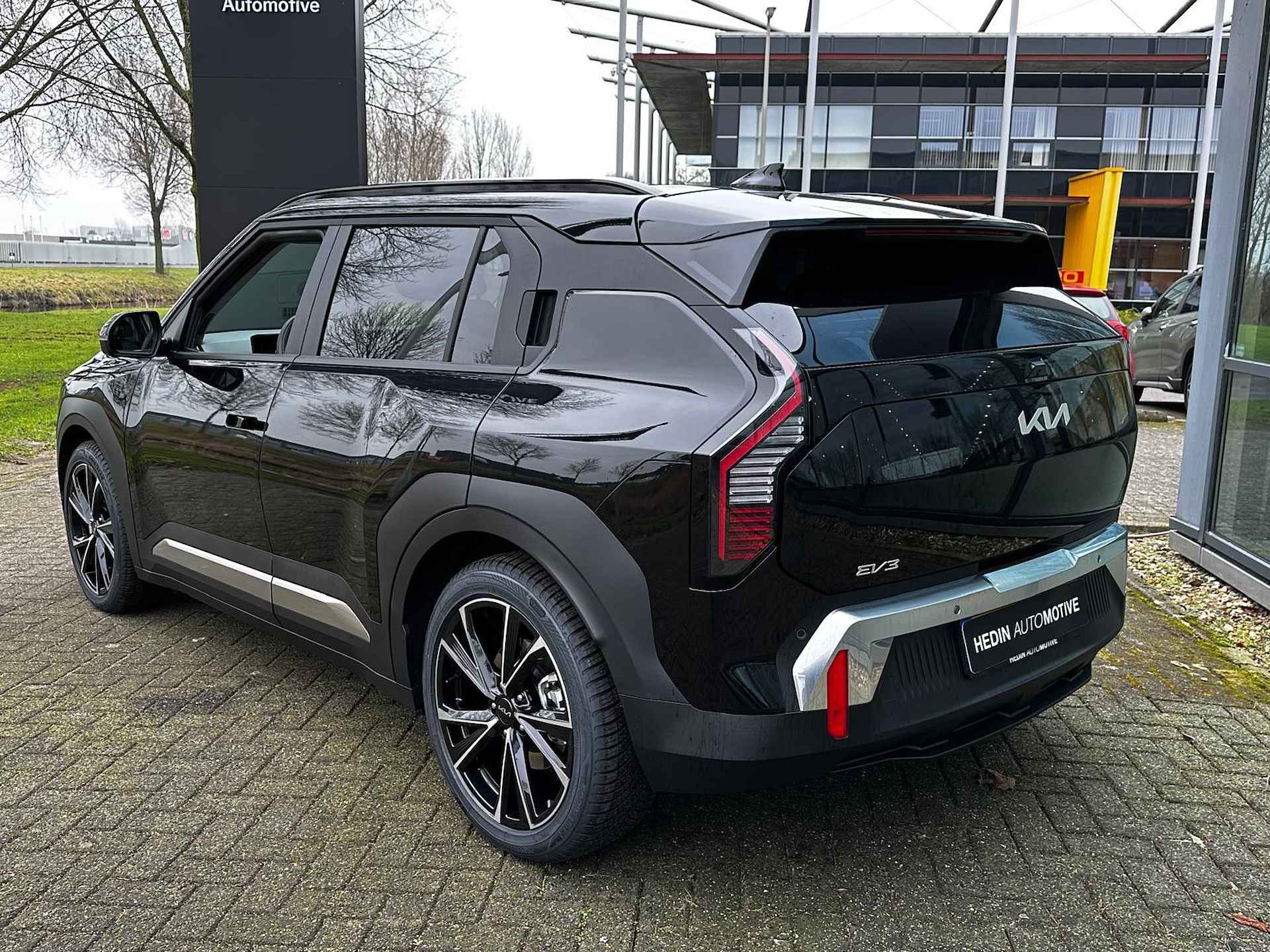 Kia EV3 Plus Advanced 81.4 kWh AIRCO | NAVIGATIE | LM VELGEN | WINTERPAKKET | CAMERA | PARKEERSENSOREN | RIJDENDE DEMO VRAAG NAAR DE BESCHIKBAARHEID - 6/35