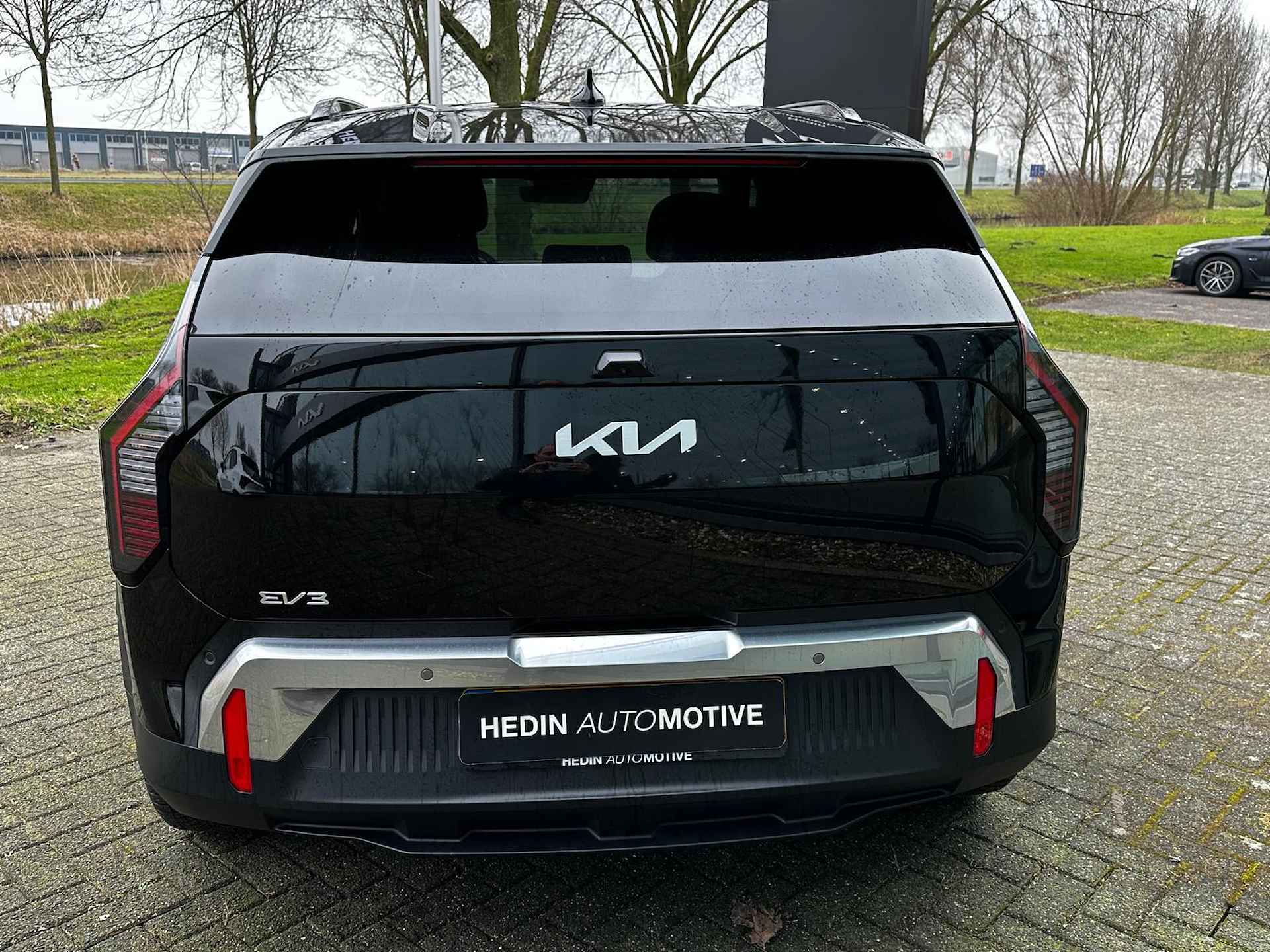 Kia EV3 Plus Advanced 81.4 kWh AIRCO | NAVIGATIE | LM VELGEN | WINTERPAKKET | CAMERA | PARKEERSENSOREN | RIJDENDE DEMO VRAAG NAAR DE BESCHIKBAARHEID - 7/35