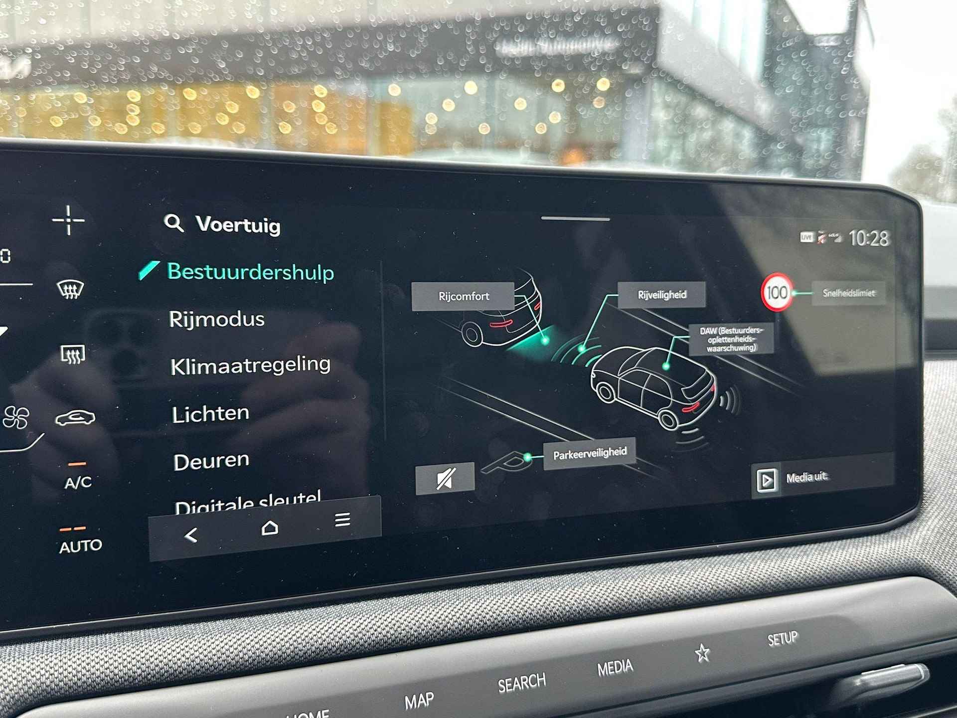 Kia EV3 Plus Advanced 81.4 kWh AIRCO | NAVIGATIE | LM VELGEN | WINTERPAKKET | CAMERA | PARKEERSENSOREN | RIJDENDE DEMO VRAAG NAAR DE BESCHIKBAARHEID - 32/35