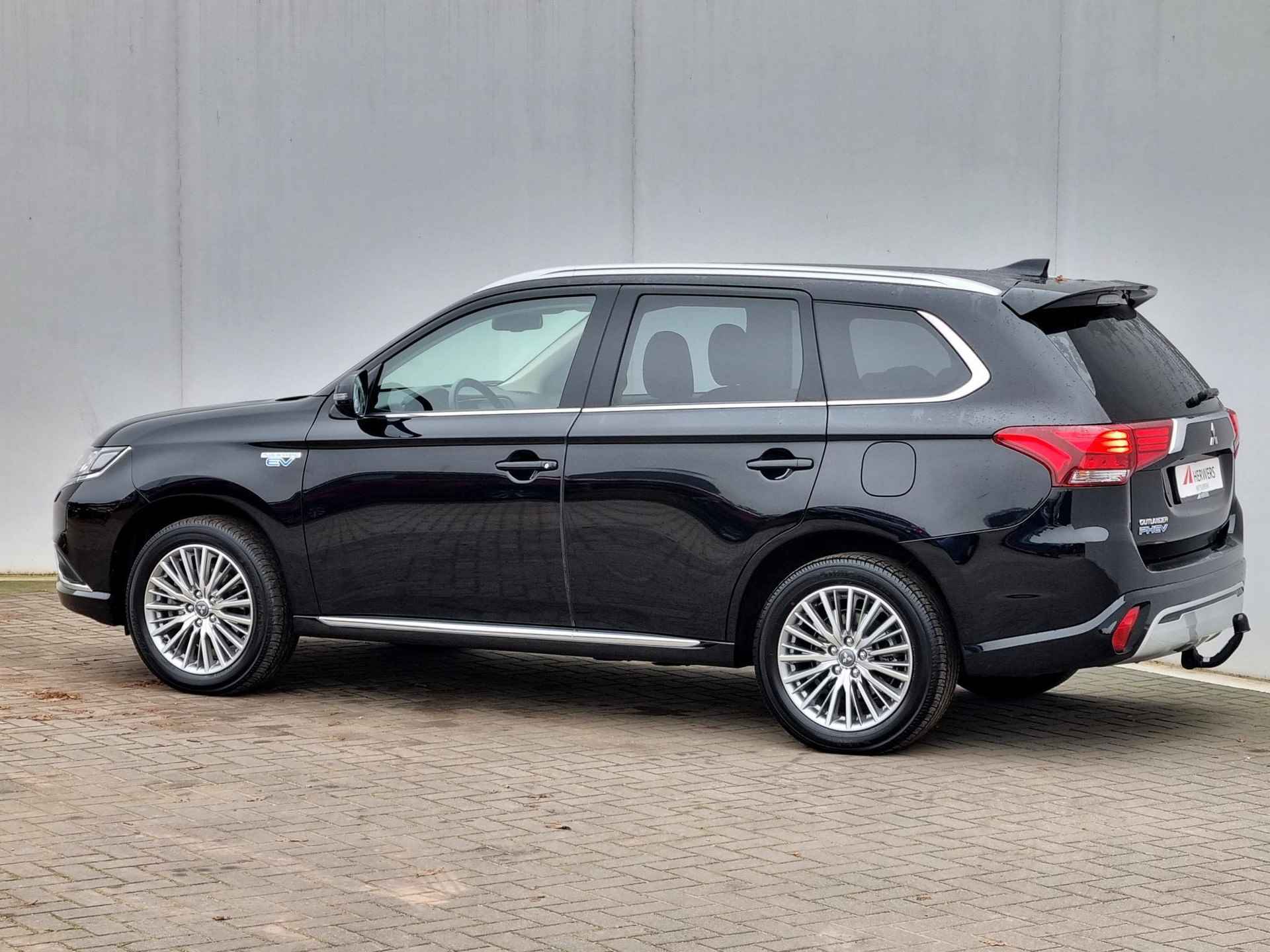 Mitsubishi Outlander 2.4 PHEV Pure S-AWC 4WD Automaat / Trekhaak (Afneembaar) / 1500KG Trekgewicht / Navigatie via Android Auto/Apple Carplay / Cruise Control - 24/46