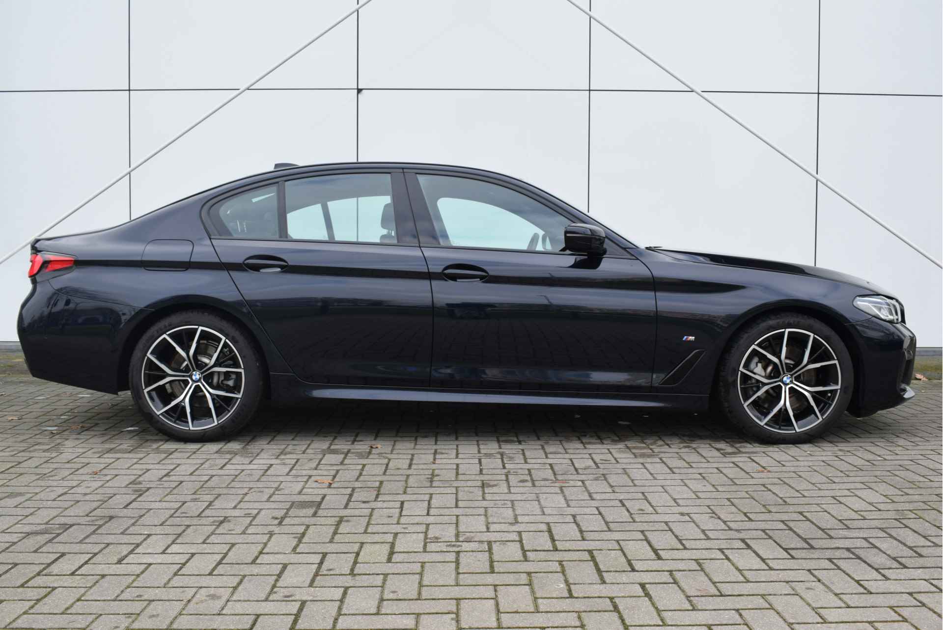 BMW 5 Serie 530i High Executive M Sport Automaat / Trekhaak / Laserlight / Parking Assistant / Comfortstoelen / Head-Up / Live Cockpit Professional - 11/30