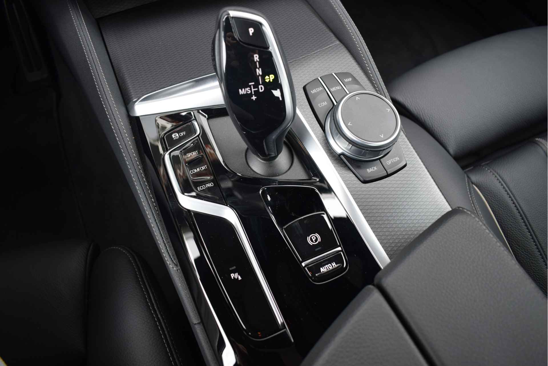 BMW 5 Serie 530i High Executive M Sport Automaat / Trekhaak / Laserlight / Parking Assistant / Comfortstoelen / Head-Up / Live Cockpit Professional - 29/30