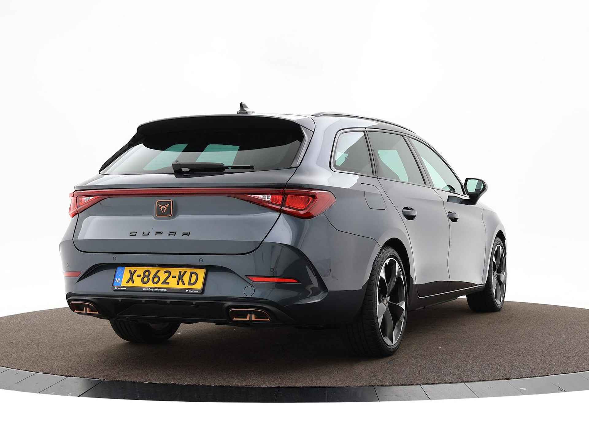 CUPRA Leon Sportstourer 1.4 e-Hybrid 204pk DSG Business · Camera · Keyless · Apple/Android Car Play · Side Assist · Inklap. Trekhaak · Stuur- & Stoelverwarming · Parkeer Assistent · Garantie t/m 19-12-2027 of 100.000km - 3/44