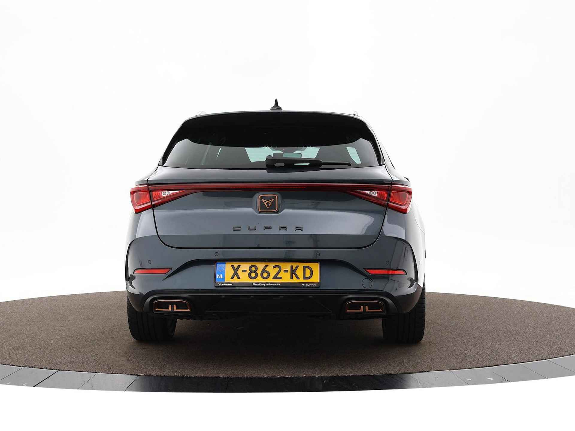 CUPRA Leon Sportstourer 1.4 e-Hybrid 204pk DSG Business · Camera · Keyless · Apple/Android Car Play · Side Assist · Inklap. Trekhaak · Stuur- & Stoelverwarming · Parkeer Assistent · Garantie t/m 19-12-2027 of 100.000km - 36/44