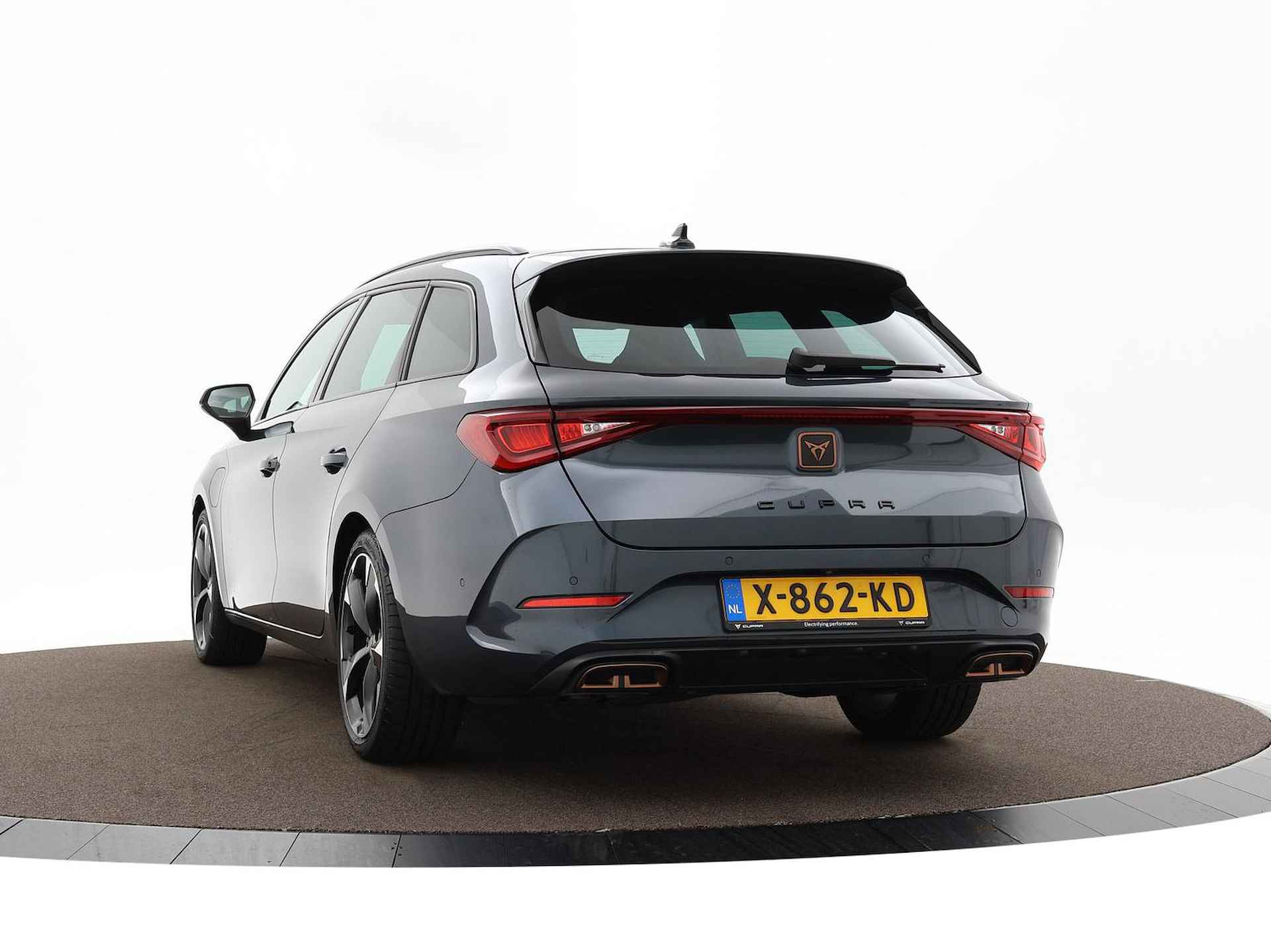 CUPRA Leon Sportstourer 1.4 e-Hybrid 204pk DSG Business · Camera · Keyless · Apple/Android Car Play · Side Assist · Inklap. Trekhaak · Stuur- & Stoelverwarming · Parkeer Assistent · Garantie t/m 19-12-2027 of 100.000km - 37/44