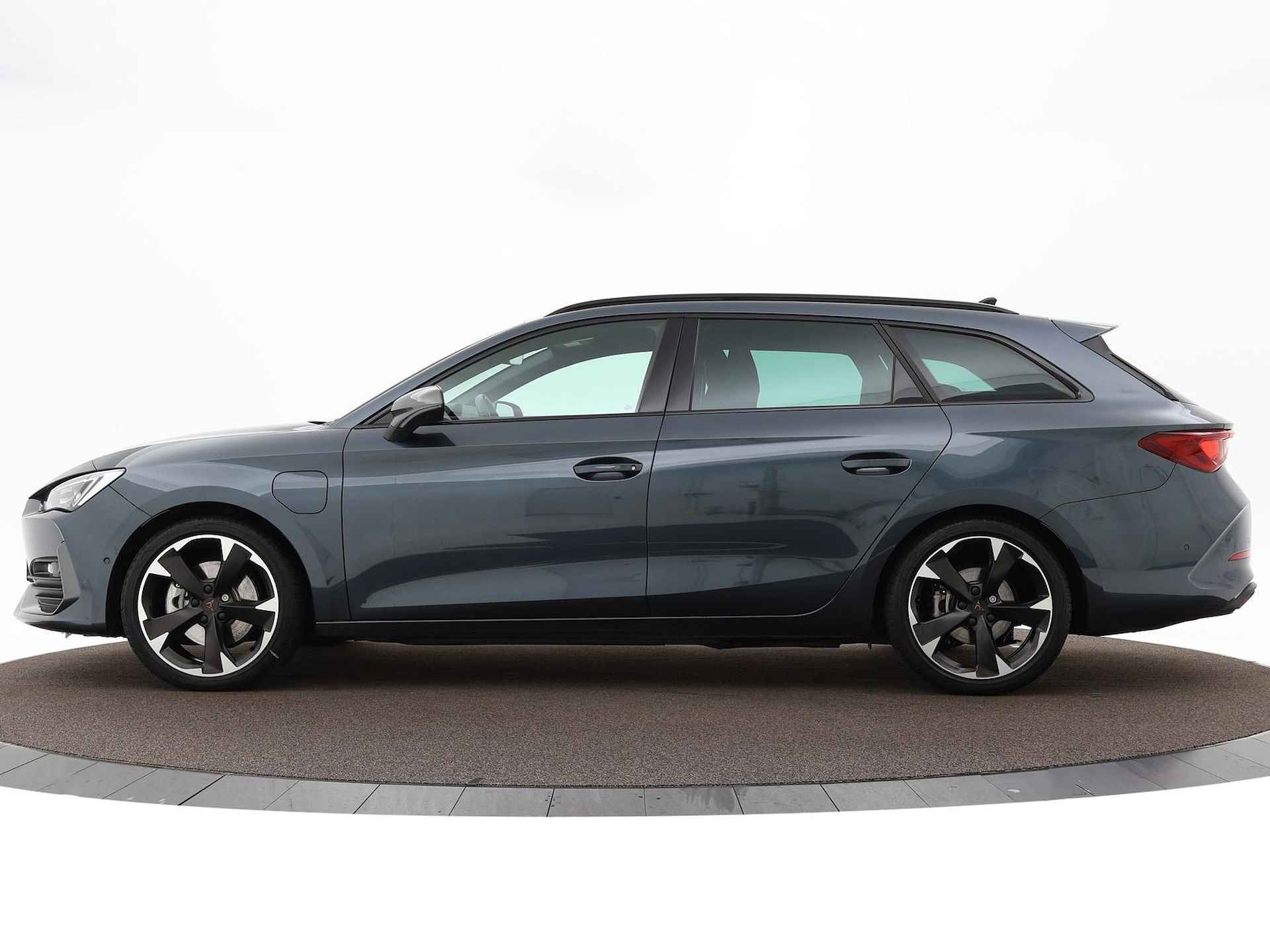 CUPRA Leon Sportstourer 1.4 e-Hybrid 204pk DSG Business · Camera · Keyless · Apple/Android Car Play · Side Assist · Inklap. Trekhaak · Stuur- & Stoelverwarming · Parkeer Assistent · Garantie t/m 19-12-2027 of 100.000km - 38/44