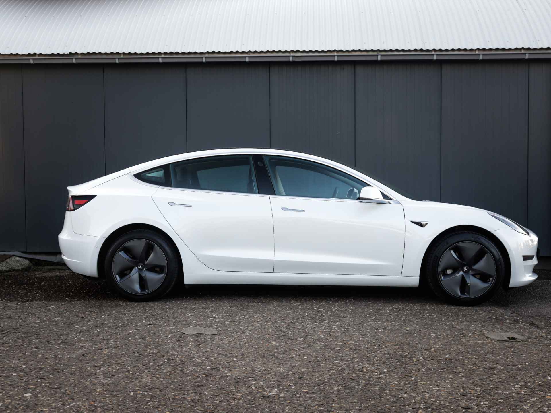 Tesla Model 3 Long Range AWD 75 kWh (461 PK) 1e-Eig, Tesla-Dealer-Onderh, 12-Mnd-BOVAG, NL-Auto, Leer, Panoramadak, Autopilot, Keyless-Entry/Start, Achteruitrijcamera, Parkeersensoren-V+A, Stoelverwarming-V+A, Premium-Audio, Bluetooth, Licht-Zicht-Pakket, Lm-Velgen-18Inch, Privacy-Glas - 5/39