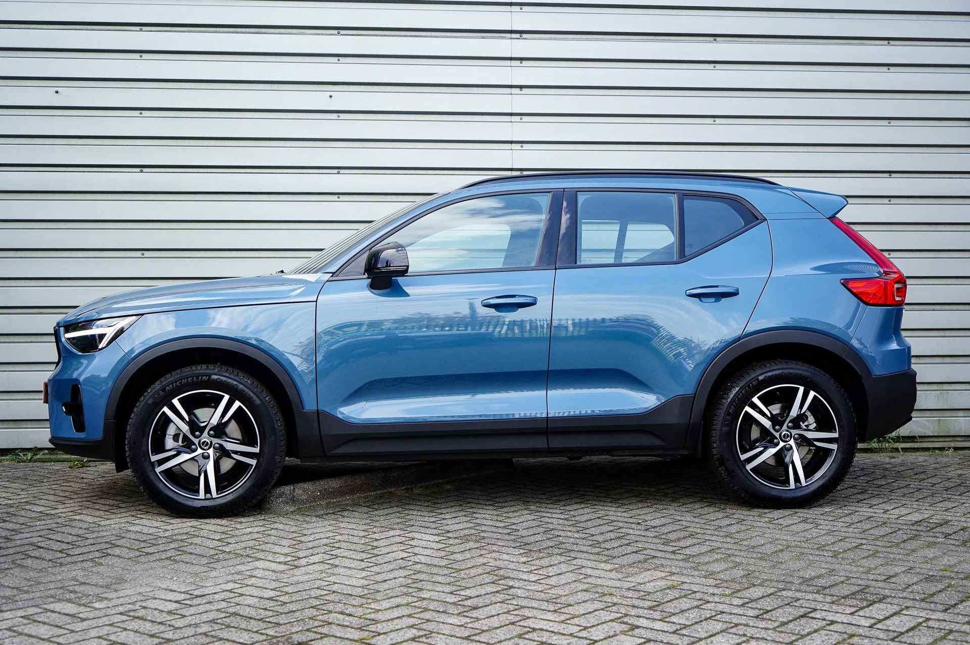 Volvo XC40 B4 Plus Dark | Adaptive Cruise | BLIS | Trekhaak | Power Seats | Premium Audio  | Keyless | Stoel/Stuurwiel bediening | - 3/30