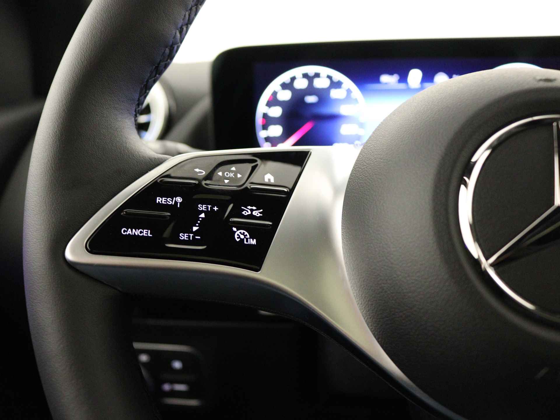 Mercedes-Benz B-Klasse 180 Luxury Line | Rijassistentiepakket | Panoramaschuifdak | Sfeerverlichting | Apple CarPlay | Android Auto | Inclusief 24 maanden Mercedes-Benz Certified garantie voor Europa. - 18/38