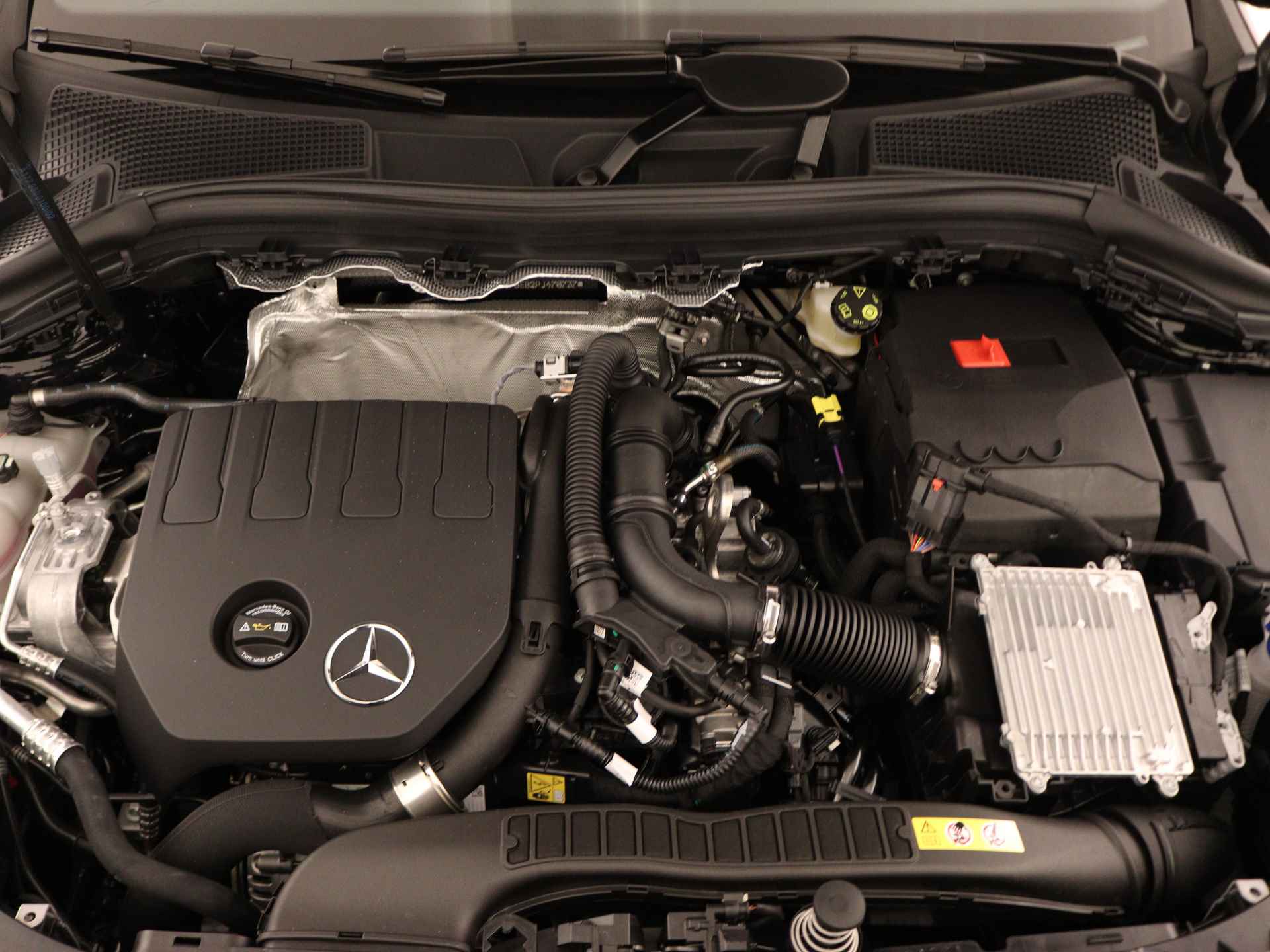 Mercedes-Benz B-Klasse 180 Luxury Line | Rijassistentiepakket | Panoramaschuifdak | Sfeerverlichting | Apple CarPlay | Android Auto | Inclusief 24 maanden Mercedes-Benz Certified garantie voor Europa. - 35/38