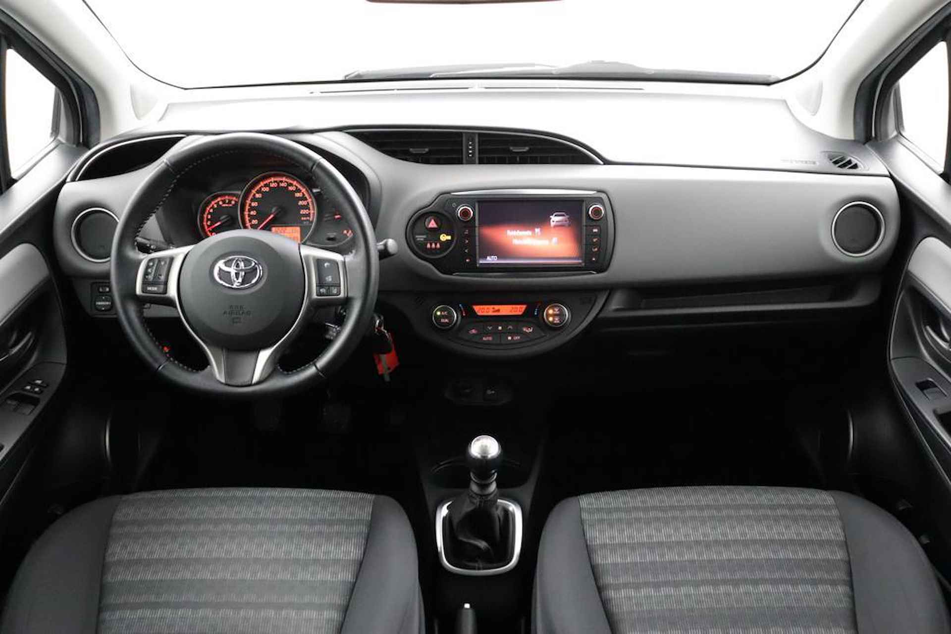 Toyota Yaris 1.3 VVT-i Trend | Navigatie | Trekhaak | lm velgen | - 4/50