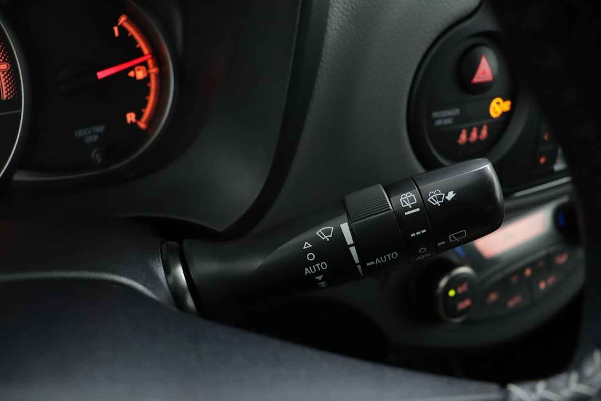 Toyota Yaris 1.3 VVT-i Trend | Navigatie | Trekhaak | lm velgen | - 31/50