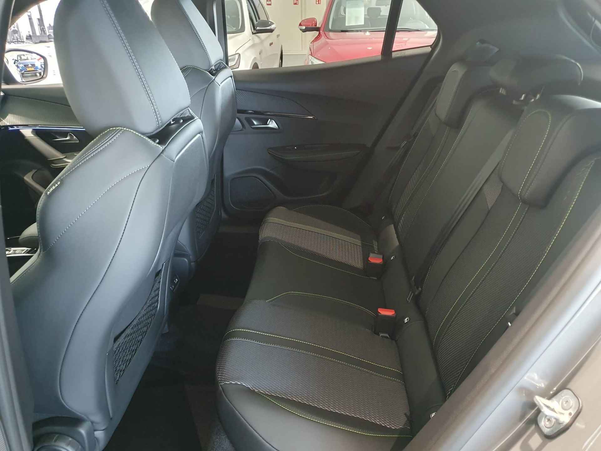 Peugeot e-2008 EV GT 54 kWh | Kunstlederen/alcantara bekleding | Voorstoelen verwarmd | Warmtepomp - 20/26